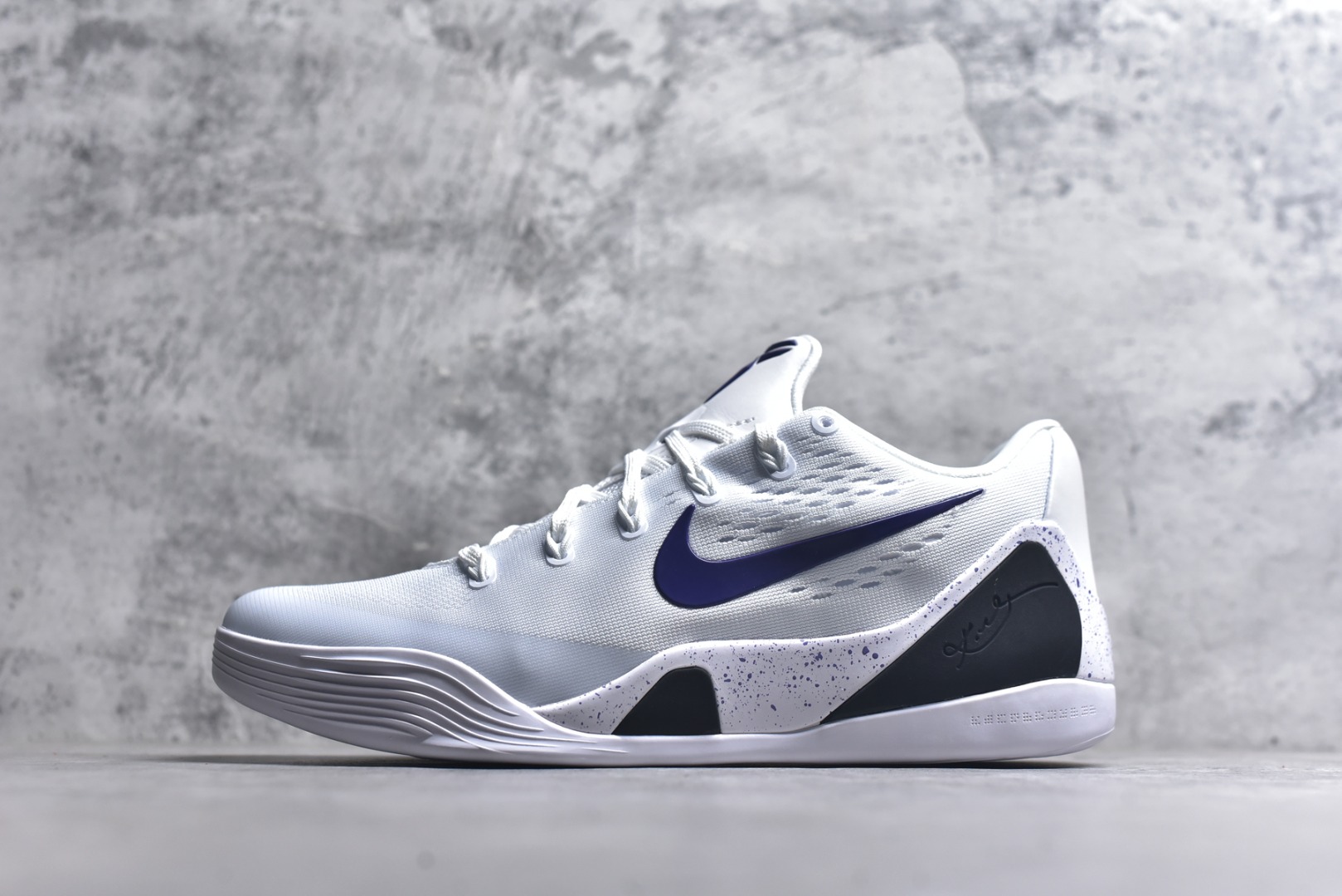 #Nike Kobe 9 Low Protro 科比九代舒适减震防滑低帮篮球鞋 湖人白紫 IH1401-100 React科技鞋垫加持 实战配置直接拉满 原楦纸板开发 鞋身流线型、后跟塑形 区分土肥圆 原厂针织鞋面一针一线匹配原版 全身鞋材卡料色独家定制 唯一万针立体刺绣SWOOSH 真实底模最大48.5 实战利器 专供海外市场 尺码：40 40.5 41 42 42.5 43 44 44.5 45 46 47.5 48.5 （脚宽、脚胖 建议买大半码）-选品中心