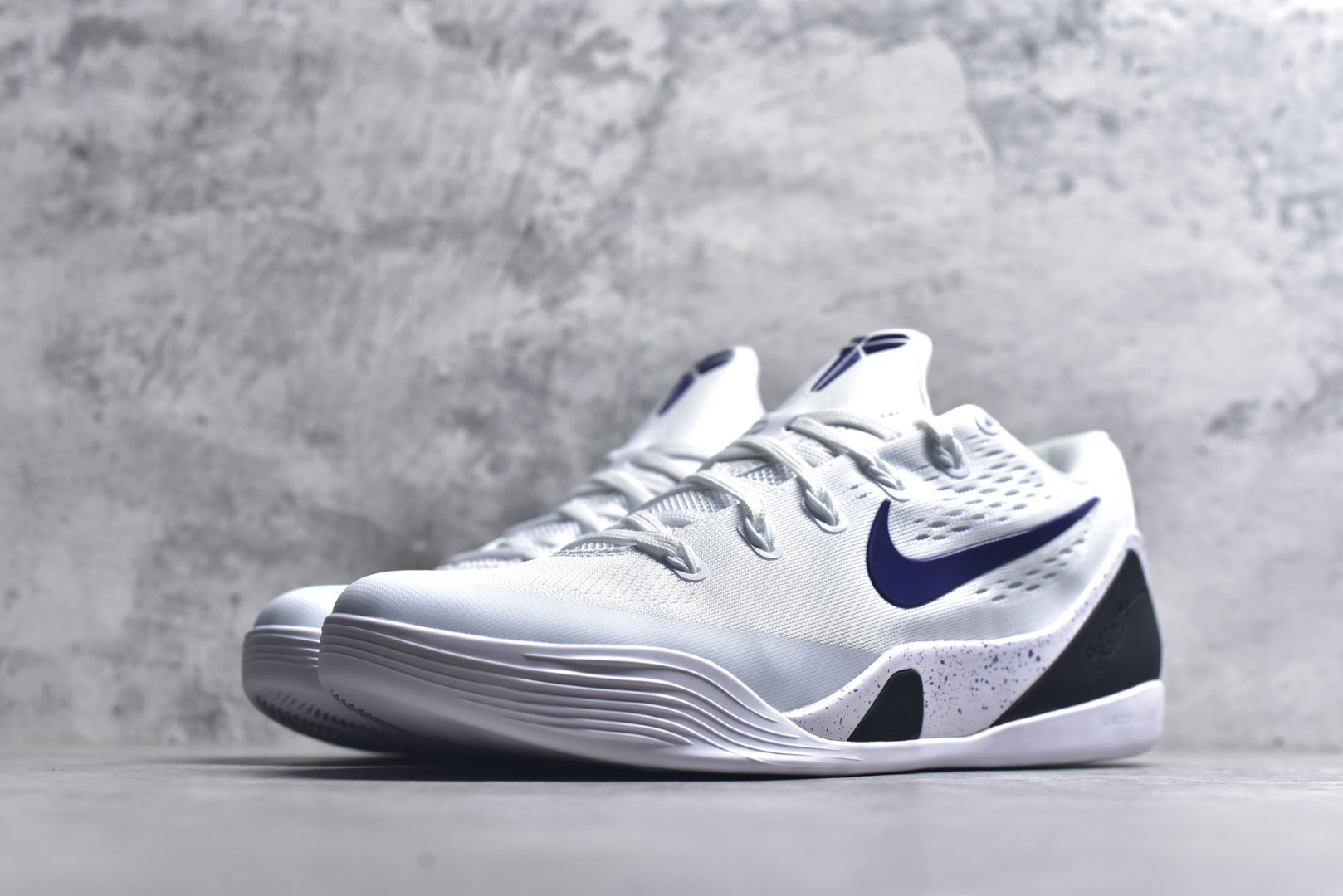 图片[2]-#Nike Kobe 9 Low Protro 科比九代舒适减震防滑低帮篮球鞋 湖人白紫 IH1401-100 React科技鞋垫加持 实战配置直接拉满 原楦纸板开发 鞋身流线型、后跟塑形 区分土肥圆 原厂针织鞋面一针一线匹配原版 全身鞋材卡料色独家定制 唯一万针立体刺绣SWOOSH 真实底模最大48.5 实战利器 专供海外市场 尺码：40 40.5 41 42 42.5 43 44 44.5 45 46 47.5 48.5 （脚宽、脚胖 建议买大半码）-选品中心
