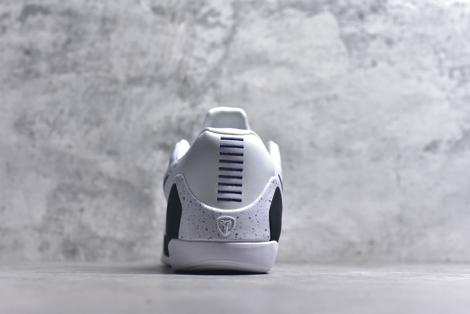 图片[5]-#Nike Kobe 9 Low Protro 科比九代舒适减震防滑低帮篮球鞋 湖人白紫 IH1401-100 React科技鞋垫加持 实战配置直接拉满 原楦纸板开发 鞋身流线型、后跟塑形 区分土肥圆 原厂针织鞋面一针一线匹配原版 全身鞋材卡料色独家定制 唯一万针立体刺绣SWOOSH 真实底模最大48.5 实战利器 专供海外市场 尺码：40 40.5 41 42 42.5 43 44 44.5 45 46 47.5 48.5 （脚宽、脚胖 建议买大半码）-选品中心