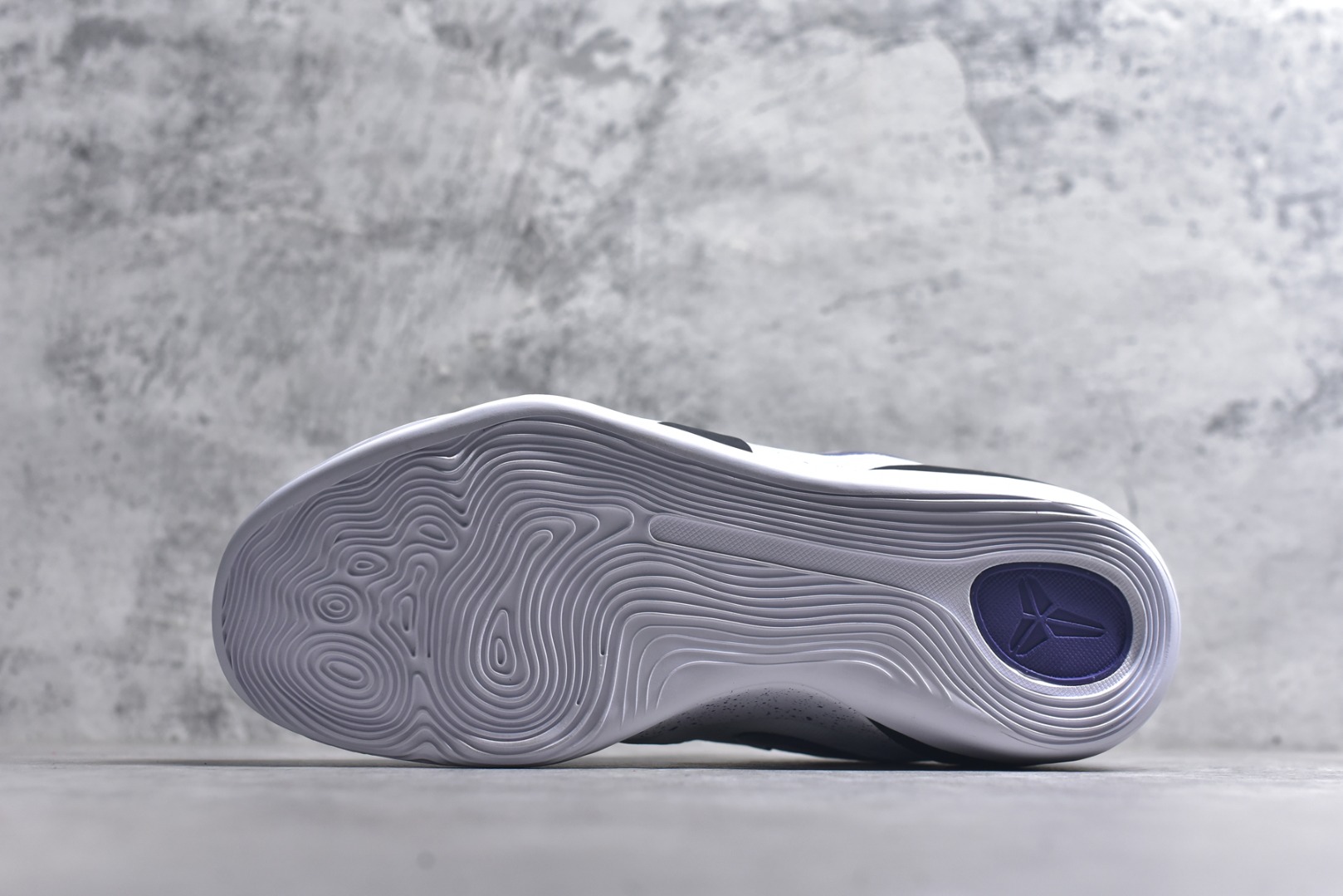 图片[6]-#Nike Kobe 9 Low Protro 科比九代舒适减震防滑低帮篮球鞋 湖人白紫 IH1401-100 React科技鞋垫加持 实战配置直接拉满 原楦纸板开发 鞋身流线型、后跟塑形 区分土肥圆 原厂针织鞋面一针一线匹配原版 全身鞋材卡料色独家定制 唯一万针立体刺绣SWOOSH 真实底模最大48.5 实战利器 专供海外市场 尺码：40 40.5 41 42 42.5 43 44 44.5 45 46 47.5 48.5 （脚宽、脚胖 建议买大半码）-选品中心