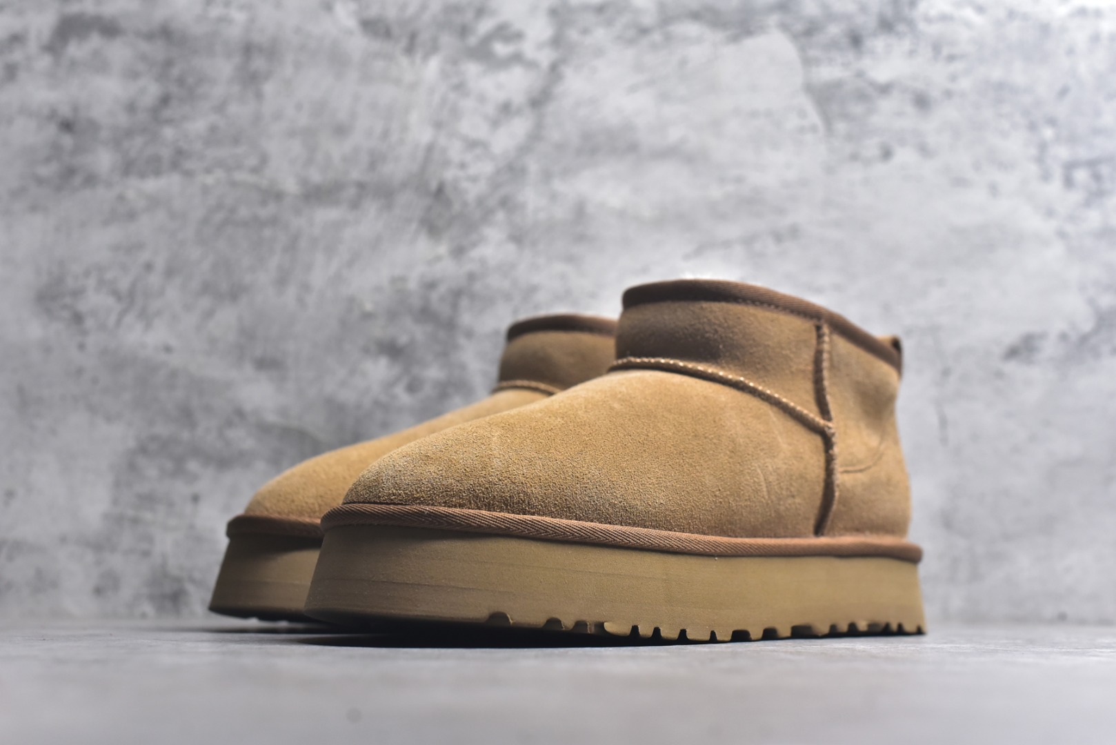 图片[2]-#X1 全网最齐 ugg 90个配色 市面顶级版本 UGG Mini中厚底短筒3cm 小红书爆款 广州外贸大厂生产 鞋头到鞋垫真羊皮毛一体 独立外盒包装 芯片 带防水工艺 区别市面任何版本 5cm厚底 独立原版开发大底 羊绒鞋垫 冬季保暖外出 家居都是很适合的选择 进年uug推出款式系列 局部偏向年轻消费者喜好 也走到时尚潮流穿搭的前沿 鞋身材质 防泼水涂层翻毛皮鞋面 17毫米UGGPURE™植入式羊毛内底 轻便防滑舒适橡胶外底 带有品牌LOGO商标 带全套包装 尺码： 35 36 37 38 39 40-选品中心