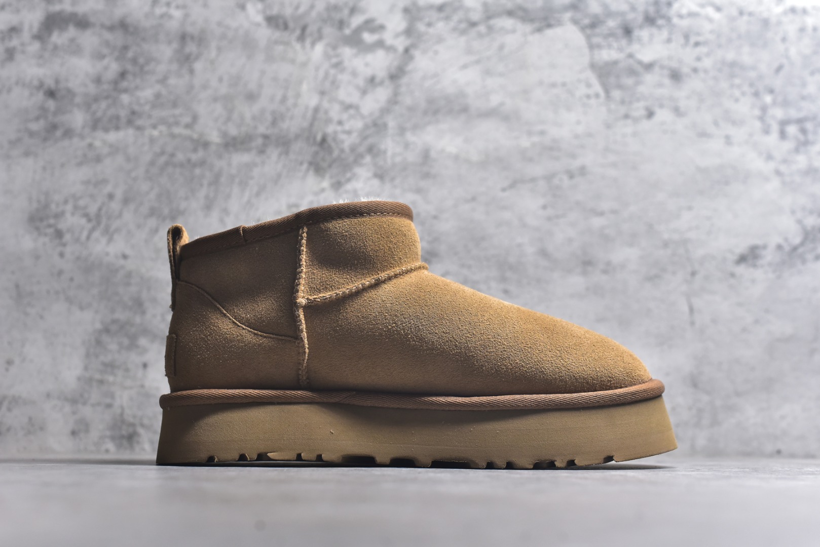 图片[3]-#X1 全网最齐 ugg 90个配色 市面顶级版本 UGG Mini中厚底短筒3cm 小红书爆款 广州外贸大厂生产 鞋头到鞋垫真羊皮毛一体 独立外盒包装 芯片 带防水工艺 区别市面任何版本 5cm厚底 独立原版开发大底 羊绒鞋垫 冬季保暖外出 家居都是很适合的选择 进年uug推出款式系列 局部偏向年轻消费者喜好 也走到时尚潮流穿搭的前沿 鞋身材质 防泼水涂层翻毛皮鞋面 17毫米UGGPURE™植入式羊毛内底 轻便防滑舒适橡胶外底 带有品牌LOGO商标 带全套包装 尺码： 35 36 37 38 39 40-选品中心