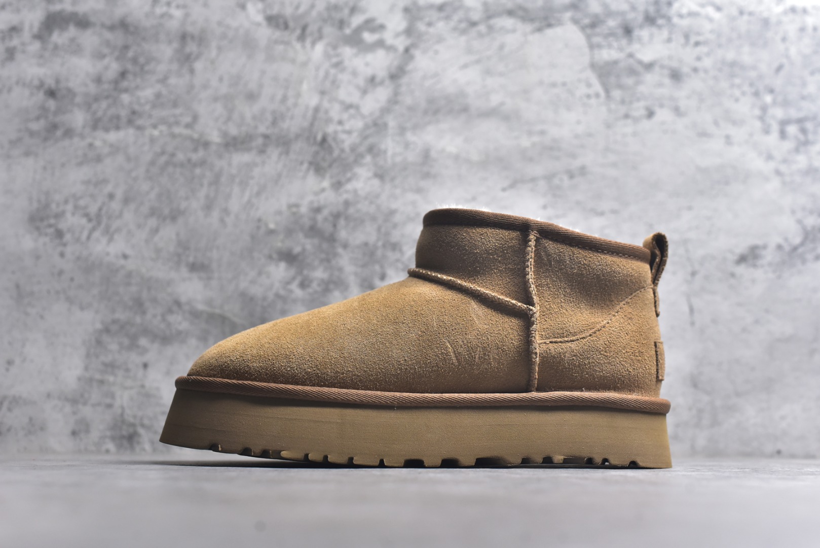 #X1 全网最齐 ugg 90个配色 市面顶级版本 UGG Mini中厚底短筒3cm 小红书爆款 广州外贸大厂生产 鞋头到鞋垫真羊皮毛一体 独立外盒包装 芯片 带防水工艺 区别市面任何版本 5cm厚底 独立原版开发大底 羊绒鞋垫 冬季保暖外出 家居都是很适合的选择 进年uug推出款式系列 局部偏向年轻消费者喜好 也走到时尚潮流穿搭的前沿 鞋身材质 防泼水涂层翻毛皮鞋面 17毫米UGGPURE™植入式羊毛内底 轻便防滑舒适橡胶外底 带有品牌LOGO商标 带全套包装 尺码： 35 36 37 38 39 40-选品中心