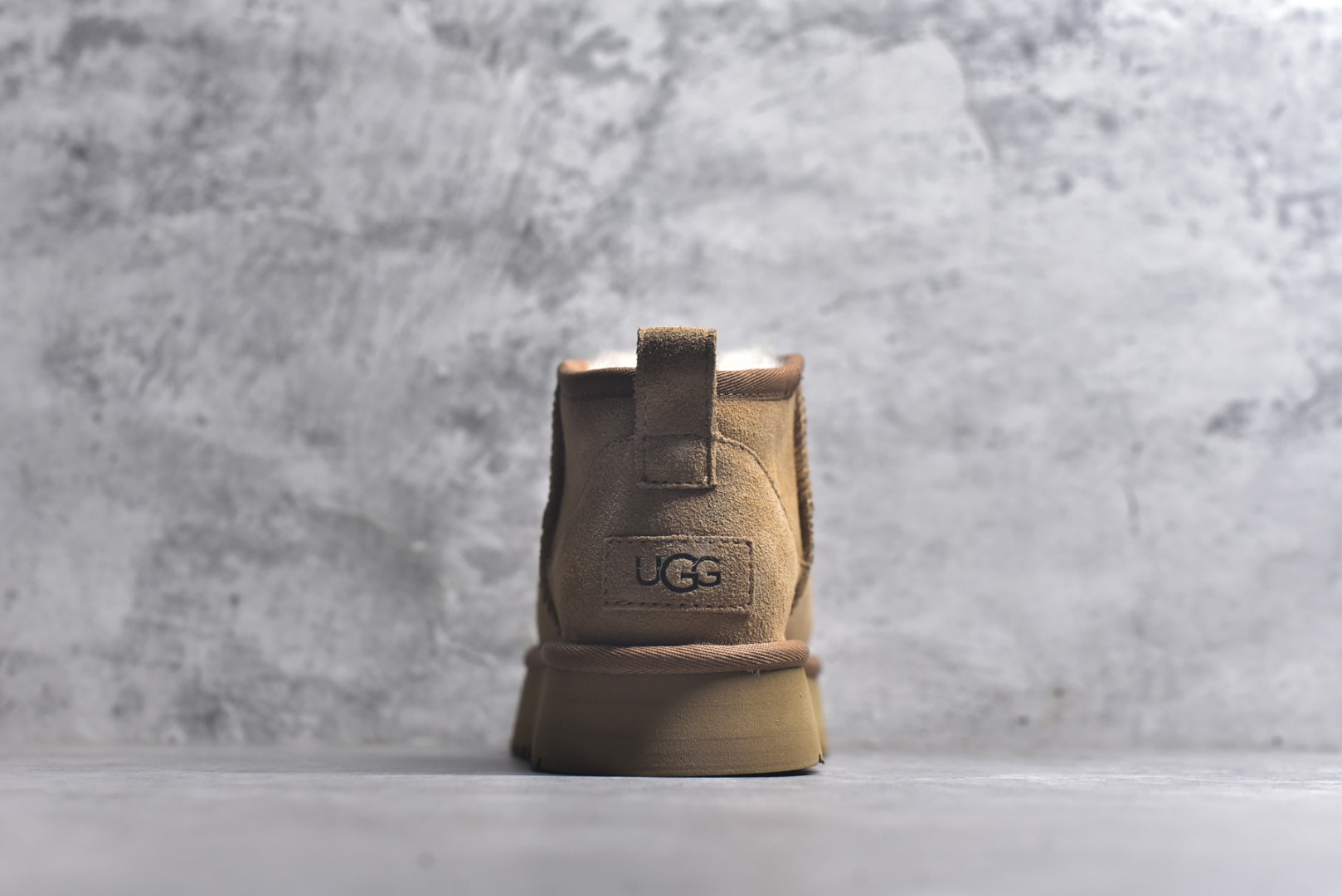 图片[5]-#X1 全网最齐 ugg 90个配色 市面顶级版本 UGG Mini中厚底短筒3cm 小红书爆款 广州外贸大厂生产 鞋头到鞋垫真羊皮毛一体 独立外盒包装 芯片 带防水工艺 区别市面任何版本 5cm厚底 独立原版开发大底 羊绒鞋垫 冬季保暖外出 家居都是很适合的选择 进年uug推出款式系列 局部偏向年轻消费者喜好 也走到时尚潮流穿搭的前沿 鞋身材质 防泼水涂层翻毛皮鞋面 17毫米UGGPURE™植入式羊毛内底 轻便防滑舒适橡胶外底 带有品牌LOGO商标 带全套包装 尺码： 35 36 37 38 39 40-选品中心