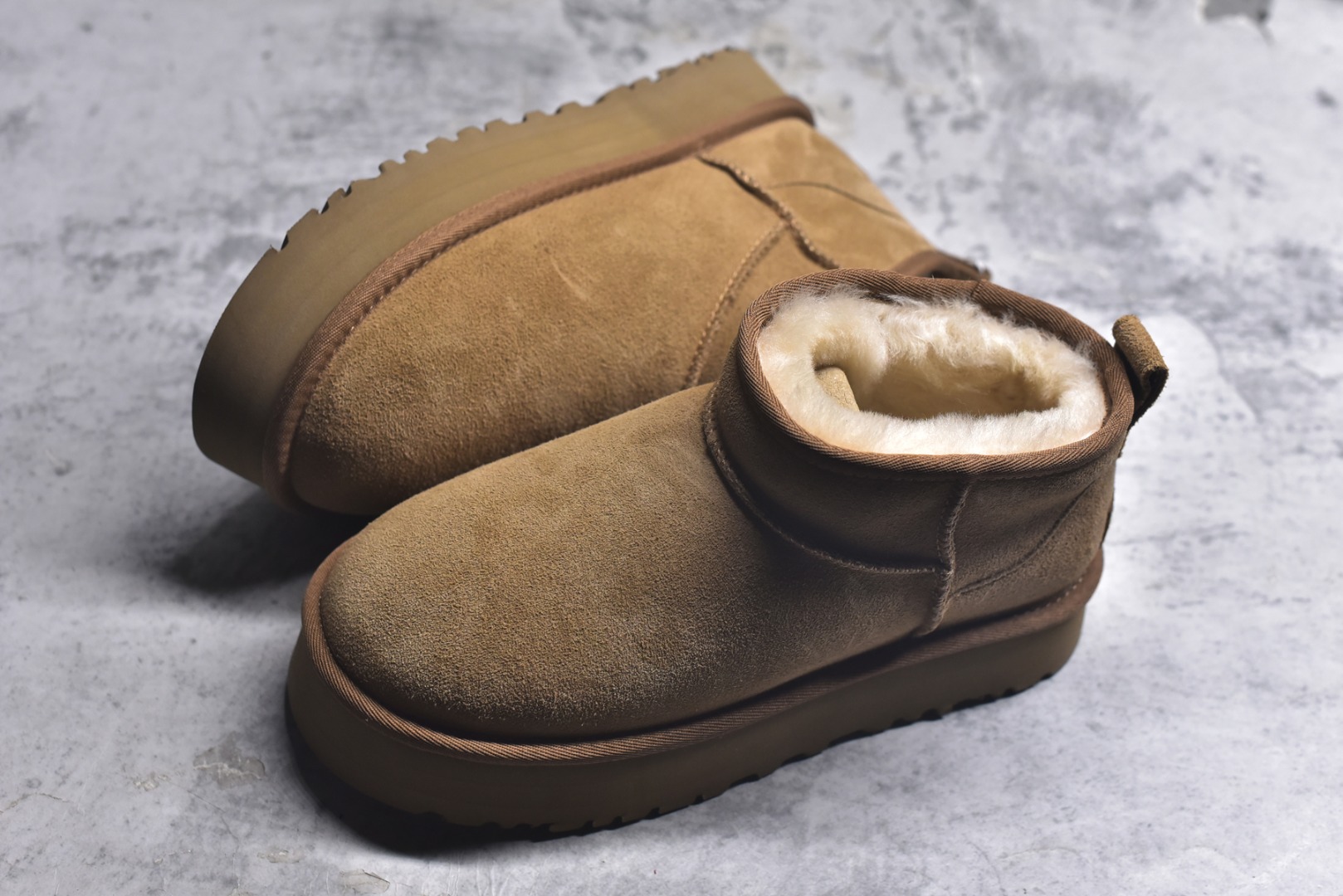 图片[7]-#X1 全网最齐 ugg 90个配色 市面顶级版本 UGG Mini中厚底短筒3cm 小红书爆款 广州外贸大厂生产 鞋头到鞋垫真羊皮毛一体 独立外盒包装 芯片 带防水工艺 区别市面任何版本 5cm厚底 独立原版开发大底 羊绒鞋垫 冬季保暖外出 家居都是很适合的选择 进年uug推出款式系列 局部偏向年轻消费者喜好 也走到时尚潮流穿搭的前沿 鞋身材质 防泼水涂层翻毛皮鞋面 17毫米UGGPURE™植入式羊毛内底 轻便防滑舒适橡胶外底 带有品牌LOGO商标 带全套包装 尺码： 35 36 37 38 39 40-选品中心