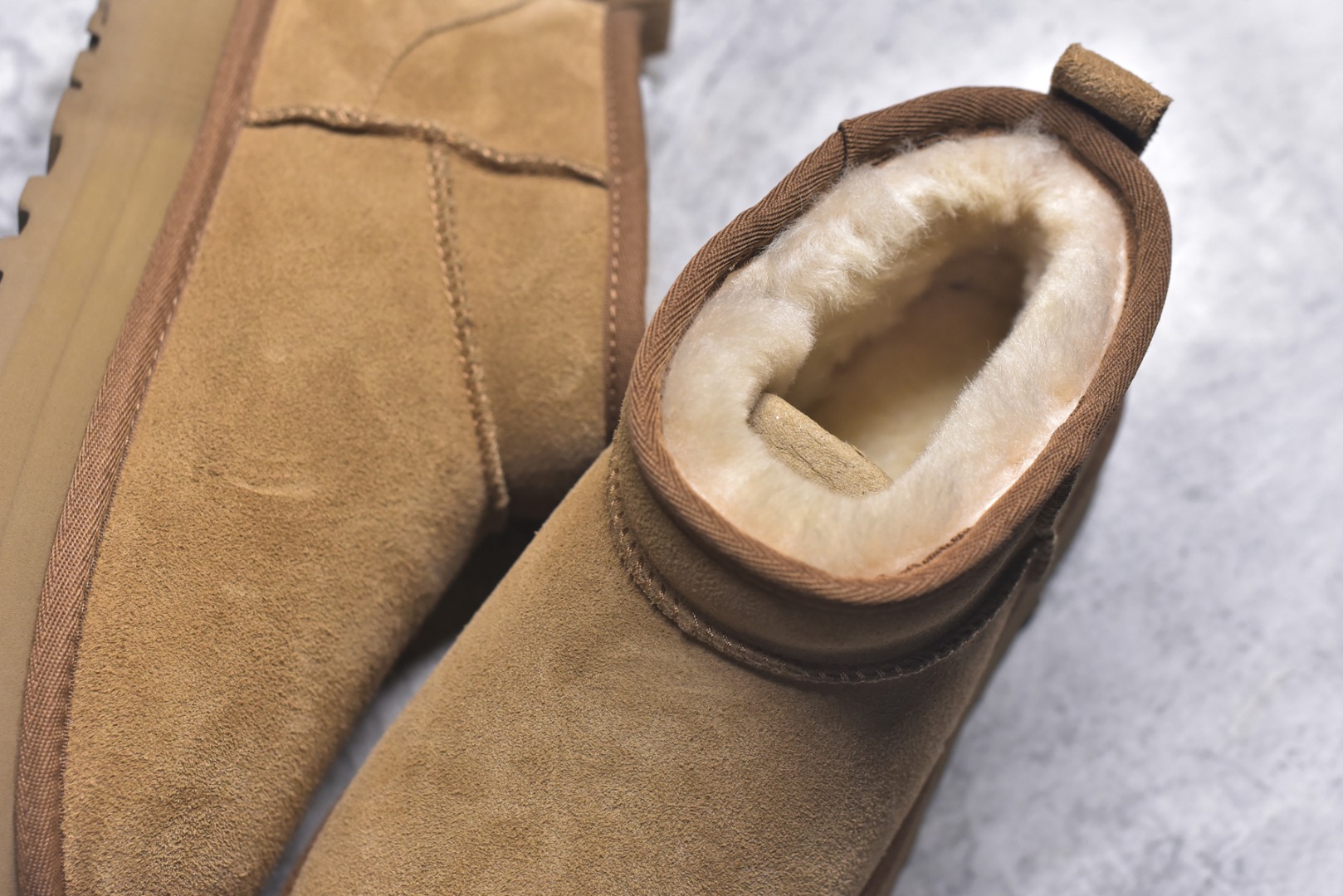 图片[9]-#X1 全网最齐 ugg 90个配色 市面顶级版本 UGG Mini中厚底短筒3cm 小红书爆款 广州外贸大厂生产 鞋头到鞋垫真羊皮毛一体 独立外盒包装 芯片 带防水工艺 区别市面任何版本 5cm厚底 独立原版开发大底 羊绒鞋垫 冬季保暖外出 家居都是很适合的选择 进年uug推出款式系列 局部偏向年轻消费者喜好 也走到时尚潮流穿搭的前沿 鞋身材质 防泼水涂层翻毛皮鞋面 17毫米UGGPURE™植入式羊毛内底 轻便防滑舒适橡胶外底 带有品牌LOGO商标 带全套包装 尺码： 35 36 37 38 39 40-选品中心