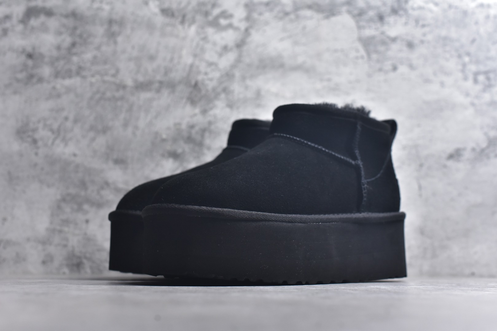 图片[2]-#X1 全网最齐 ugg 90个配色 市面顶级版本 UGG Mini厚底短筒5cm 小红书爆款 广州外贸大厂生产 鞋头到鞋垫真羊皮毛一体 独立外盒包装 芯片 带防水工艺 区别市面任何版本 5cm厚底 独立原版开发大底 羊绒鞋垫 冬季保暖外出 家居都是很适合的选择 进年uug推出款式系列 局部偏向年轻消费者喜好 也走到时尚潮流穿搭的前沿 鞋身材质 防泼水涂层翻毛皮鞋面 17毫米UGGPURE™植入式羊毛内底 轻便防滑舒适橡胶外底 带有品牌LOGO商标 带全套包装 尺码： 35 36 37 38 39 40-选品中心