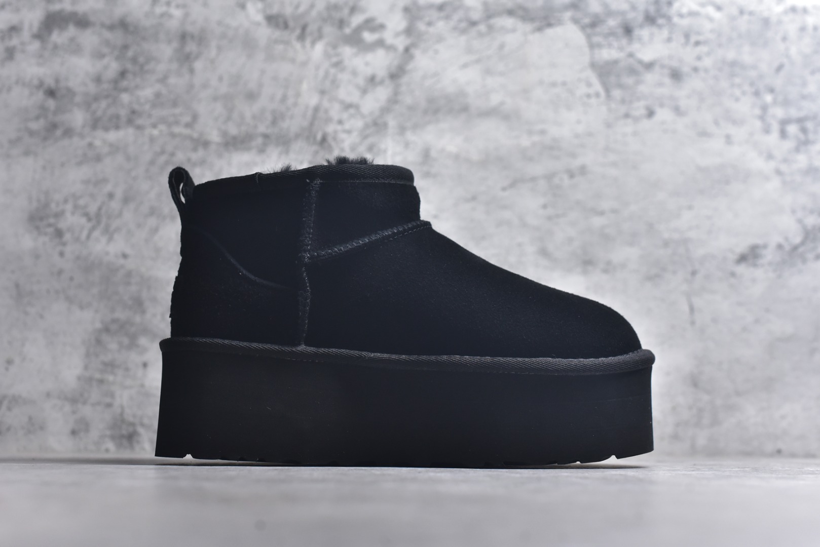 图片[3]-#X1 全网最齐 ugg 90个配色 市面顶级版本 UGG Mini厚底短筒5cm 小红书爆款 广州外贸大厂生产 鞋头到鞋垫真羊皮毛一体 独立外盒包装 芯片 带防水工艺 区别市面任何版本 5cm厚底 独立原版开发大底 羊绒鞋垫 冬季保暖外出 家居都是很适合的选择 进年uug推出款式系列 局部偏向年轻消费者喜好 也走到时尚潮流穿搭的前沿 鞋身材质 防泼水涂层翻毛皮鞋面 17毫米UGGPURE™植入式羊毛内底 轻便防滑舒适橡胶外底 带有品牌LOGO商标 带全套包装 尺码： 35 36 37 38 39 40-选品中心