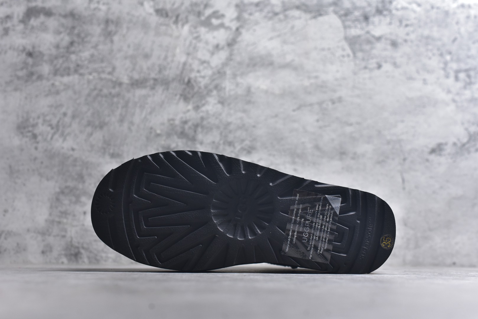 图片[6]-#X1 全网最齐 ugg 90个配色 市面顶级版本 UGG Mini厚底短筒5cm 小红书爆款 广州外贸大厂生产 鞋头到鞋垫真羊皮毛一体 独立外盒包装 芯片 带防水工艺 区别市面任何版本 5cm厚底 独立原版开发大底 羊绒鞋垫 冬季保暖外出 家居都是很适合的选择 进年uug推出款式系列 局部偏向年轻消费者喜好 也走到时尚潮流穿搭的前沿 鞋身材质 防泼水涂层翻毛皮鞋面 17毫米UGGPURE™植入式羊毛内底 轻便防滑舒适橡胶外底 带有品牌LOGO商标 带全套包装 尺码： 35 36 37 38 39 40-选品中心