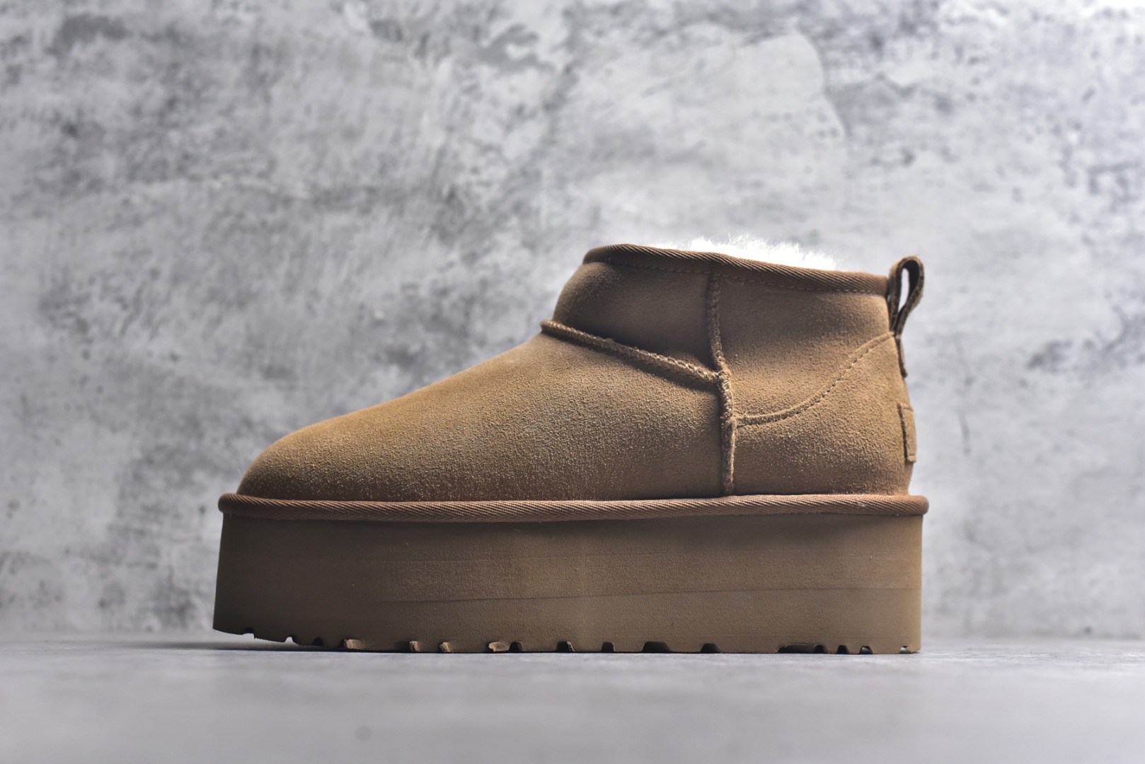 #X1 全网最齐 ugg 90个配色 市面顶级版本 UGG Mini厚底短筒5cm 小红书爆款 广州外贸大厂生产 鞋头到鞋垫真羊皮毛一体 独立外盒包装 芯片 带防水工艺 区别市面任何版本 5cm厚底 独立原版开发大底 羊绒鞋垫 冬季保暖外出 家居都是很适合的选择 进年uug推出款式系列 局部偏向年轻消费者喜好 也走到时尚潮流穿搭的前沿 鞋身材质 防泼水涂层翻毛皮鞋面 17毫米UGGPURE™植入式羊毛内底 轻便防滑舒适橡胶外底 带有品牌LOGO商标 带全套包装 尺码： 35 36 37 38 39 40-选品中心