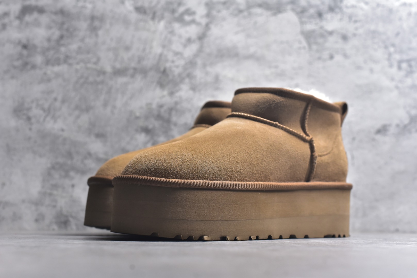 图片[2]-#X1 全网最齐 ugg 90个配色 市面顶级版本 UGG Mini厚底短筒5cm 小红书爆款 广州外贸大厂生产 鞋头到鞋垫真羊皮毛一体 独立外盒包装 芯片 带防水工艺 区别市面任何版本 5cm厚底 独立原版开发大底 羊绒鞋垫 冬季保暖外出 家居都是很适合的选择 进年uug推出款式系列 局部偏向年轻消费者喜好 也走到时尚潮流穿搭的前沿 鞋身材质 防泼水涂层翻毛皮鞋面 17毫米UGGPURE™植入式羊毛内底 轻便防滑舒适橡胶外底 带有品牌LOGO商标 带全套包装 尺码： 35 36 37 38 39 40-选品中心
