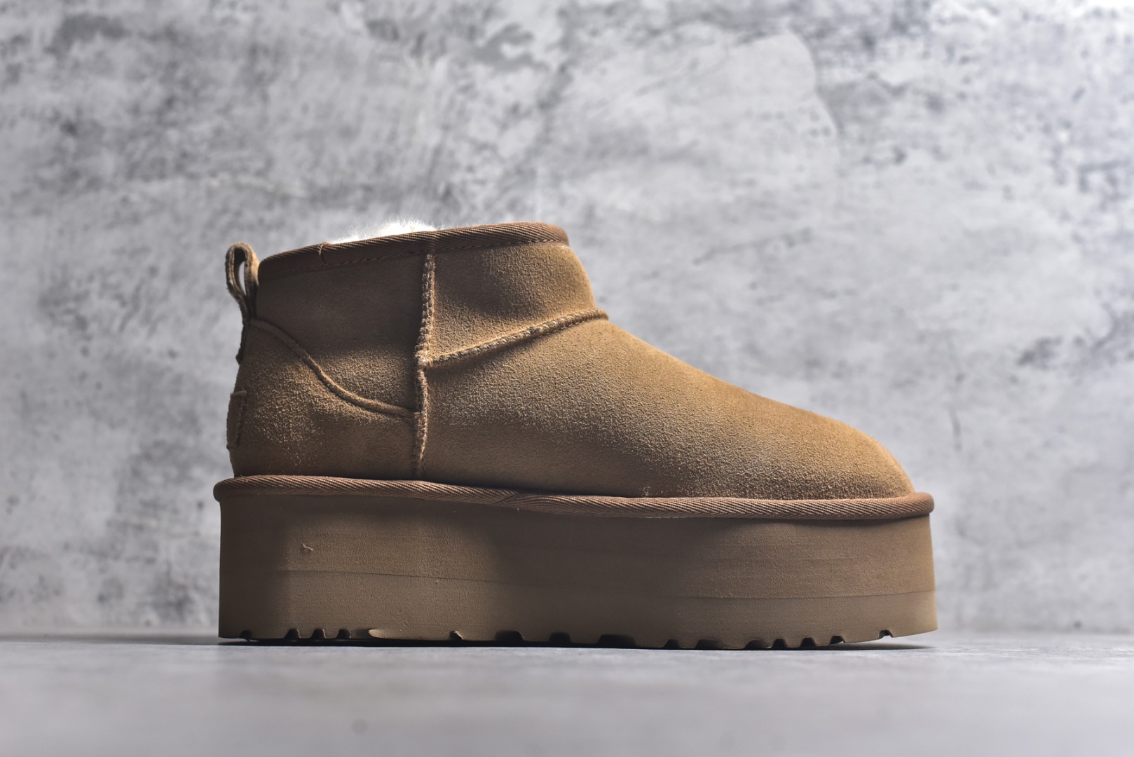 图片[3]-#X1 全网最齐 ugg 90个配色 市面顶级版本 UGG Mini厚底短筒5cm 小红书爆款 广州外贸大厂生产 鞋头到鞋垫真羊皮毛一体 独立外盒包装 芯片 带防水工艺 区别市面任何版本 5cm厚底 独立原版开发大底 羊绒鞋垫 冬季保暖外出 家居都是很适合的选择 进年uug推出款式系列 局部偏向年轻消费者喜好 也走到时尚潮流穿搭的前沿 鞋身材质 防泼水涂层翻毛皮鞋面 17毫米UGGPURE™植入式羊毛内底 轻便防滑舒适橡胶外底 带有品牌LOGO商标 带全套包装 尺码： 35 36 37 38 39 40-选品中心