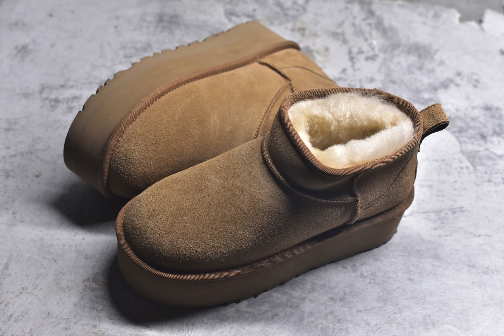 图片[7]-#X1 全网最齐 ugg 90个配色 市面顶级版本 UGG Mini厚底短筒5cm 小红书爆款 广州外贸大厂生产 鞋头到鞋垫真羊皮毛一体 独立外盒包装 芯片 带防水工艺 区别市面任何版本 5cm厚底 独立原版开发大底 羊绒鞋垫 冬季保暖外出 家居都是很适合的选择 进年uug推出款式系列 局部偏向年轻消费者喜好 也走到时尚潮流穿搭的前沿 鞋身材质 防泼水涂层翻毛皮鞋面 17毫米UGGPURE™植入式羊毛内底 轻便防滑舒适橡胶外底 带有品牌LOGO商标 带全套包装 尺码： 35 36 37 38 39 40-选品中心