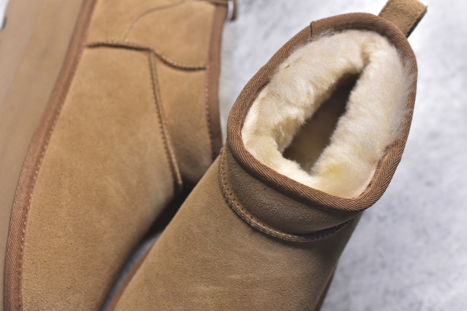 图片[9]-#X1 全网最齐 ugg 90个配色 市面顶级版本 UGG Mini厚底短筒5cm 小红书爆款 广州外贸大厂生产 鞋头到鞋垫真羊皮毛一体 独立外盒包装 芯片 带防水工艺 区别市面任何版本 5cm厚底 独立原版开发大底 羊绒鞋垫 冬季保暖外出 家居都是很适合的选择 进年uug推出款式系列 局部偏向年轻消费者喜好 也走到时尚潮流穿搭的前沿 鞋身材质 防泼水涂层翻毛皮鞋面 17毫米UGGPURE™植入式羊毛内底 轻便防滑舒适橡胶外底 带有品牌LOGO商标 带全套包装 尺码： 35 36 37 38 39 40-选品中心