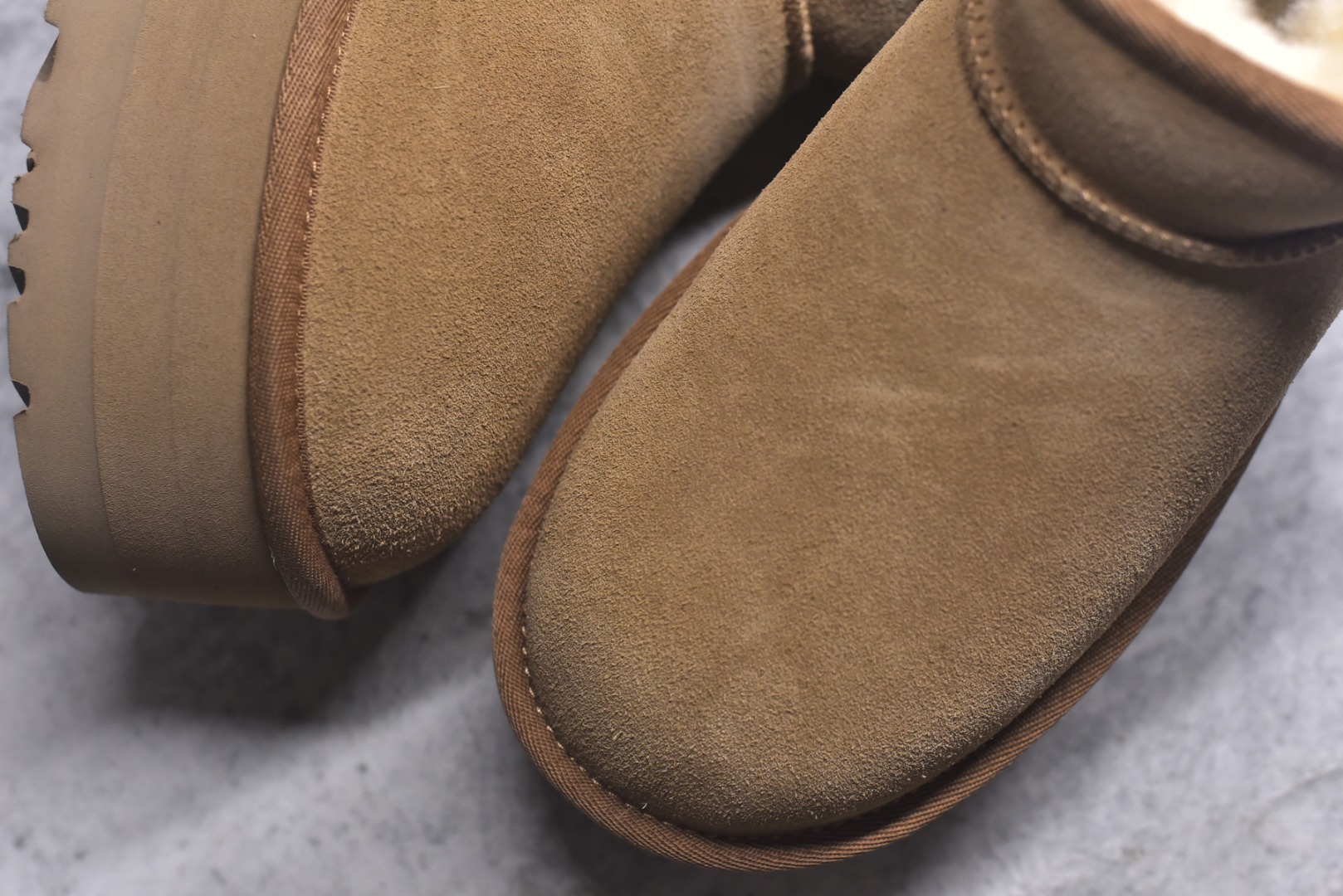 图片[8]-#X1 全网最齐 ugg 90个配色 市面顶级版本 UGG Mini厚底短筒5cm 小红书爆款 广州外贸大厂生产 鞋头到鞋垫真羊皮毛一体 独立外盒包装 芯片 带防水工艺 区别市面任何版本 5cm厚底 独立原版开发大底 羊绒鞋垫 冬季保暖外出 家居都是很适合的选择 进年uug推出款式系列 局部偏向年轻消费者喜好 也走到时尚潮流穿搭的前沿 鞋身材质 防泼水涂层翻毛皮鞋面 17毫米UGGPURE™植入式羊毛内底 轻便防滑舒适橡胶外底 带有品牌LOGO商标 带全套包装 尺码： 35 36 37 38 39 40-选品中心