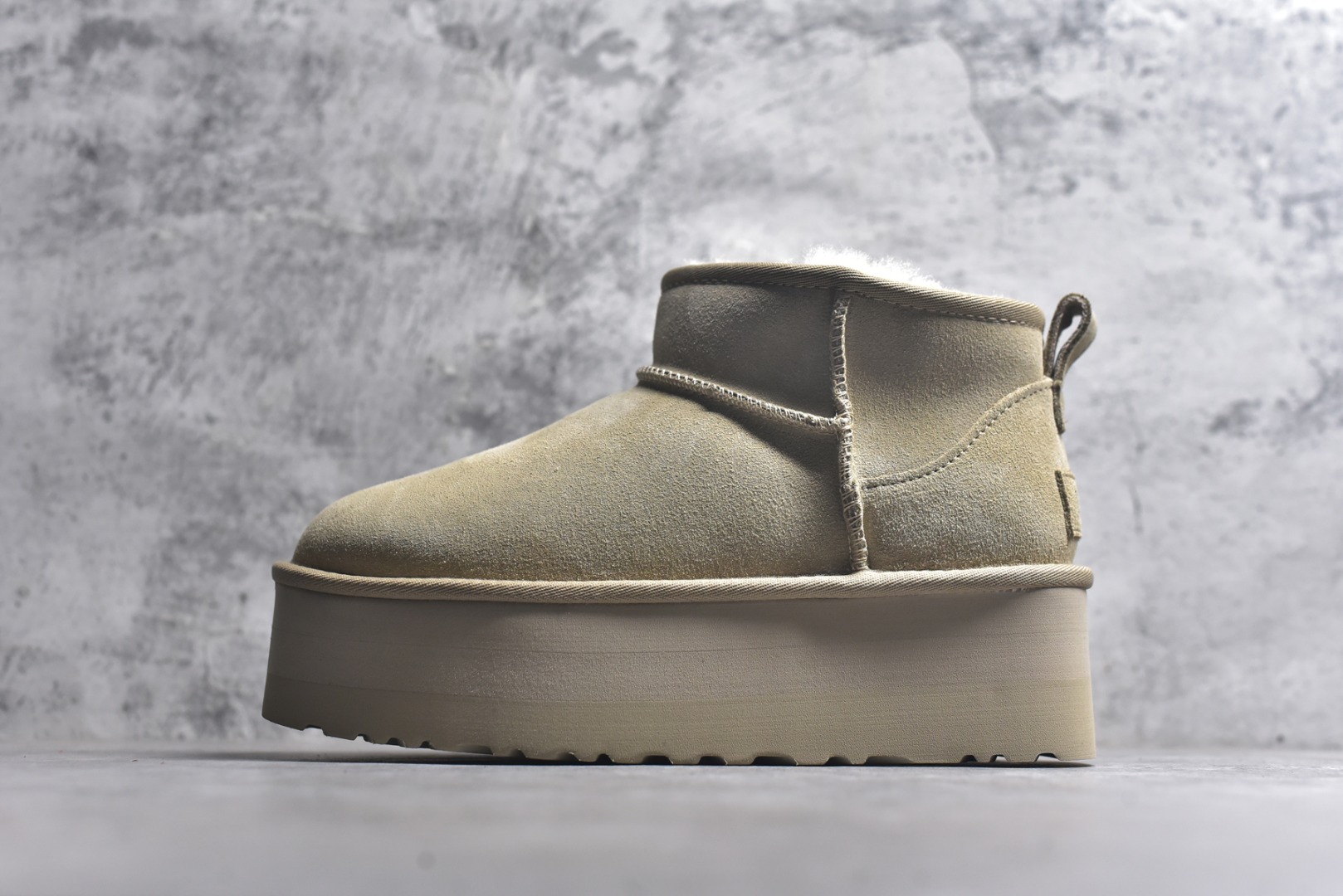 #X1 全网最齐 ugg 90个配色 市面顶级版本 UGG Mini厚底短筒5cm 小红书爆款 广州外贸大厂生产 鞋头到鞋垫真羊皮毛一体 独立外盒包装 芯片 带防水工艺 区别市面任何版本 5cm厚底 独立原版开发大底 羊绒鞋垫 冬季保暖外出 家居都是很适合的选择 进年uug推出款式系列 局部偏向年轻消费者喜好 也走到时尚潮流穿搭的前沿 鞋身材质 防泼水涂层翻毛皮鞋面 17毫米UGGPURE™植入式羊毛内底 轻便防滑舒适橡胶外底 带有品牌LOGO商标 带全套包装 尺码： 35 36 37 38 39 40-选品中心