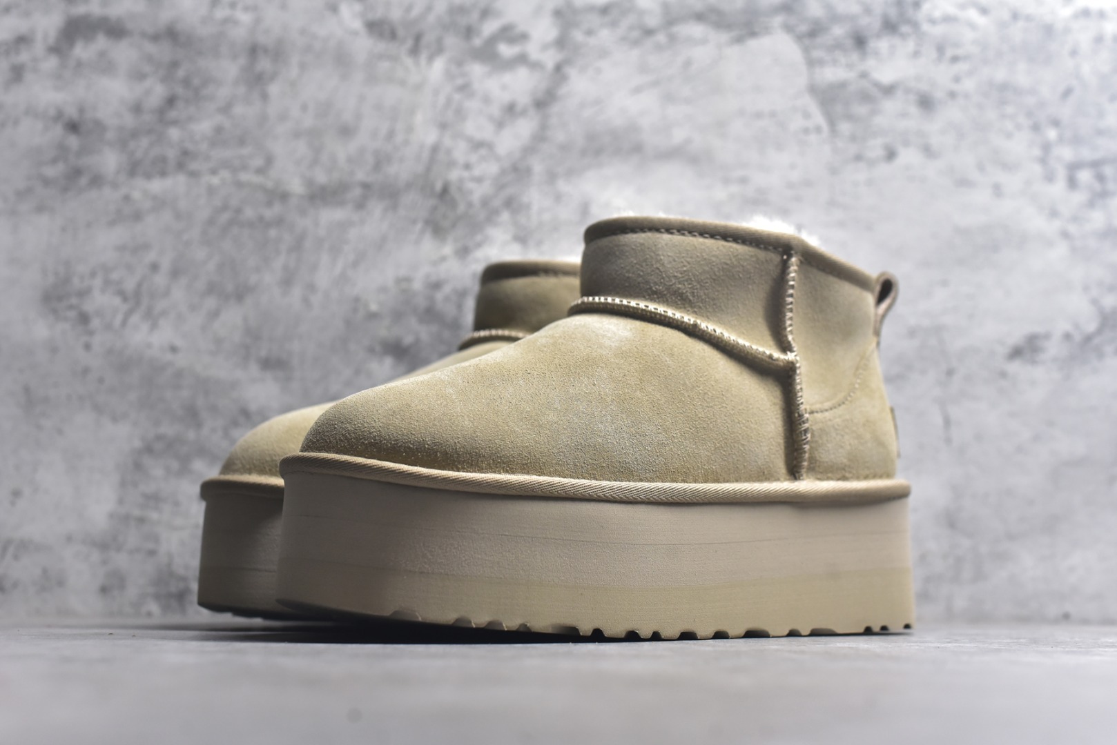 图片[2]-#X1 全网最齐 ugg 90个配色 市面顶级版本 UGG Mini厚底短筒5cm 小红书爆款 广州外贸大厂生产 鞋头到鞋垫真羊皮毛一体 独立外盒包装 芯片 带防水工艺 区别市面任何版本 5cm厚底 独立原版开发大底 羊绒鞋垫 冬季保暖外出 家居都是很适合的选择 进年uug推出款式系列 局部偏向年轻消费者喜好 也走到时尚潮流穿搭的前沿 鞋身材质 防泼水涂层翻毛皮鞋面 17毫米UGGPURE™植入式羊毛内底 轻便防滑舒适橡胶外底 带有品牌LOGO商标 带全套包装 尺码： 35 36 37 38 39 40-选品中心