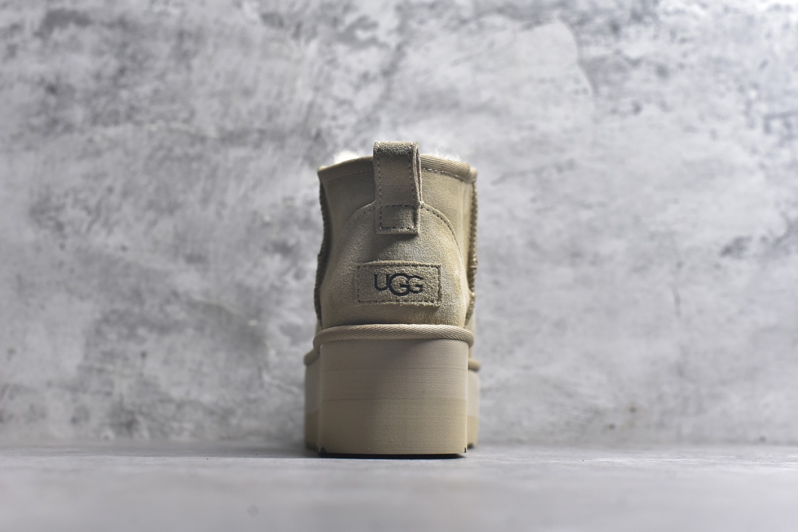 图片[5]-#X1 全网最齐 ugg 90个配色 市面顶级版本 UGG Mini厚底短筒5cm 小红书爆款 广州外贸大厂生产 鞋头到鞋垫真羊皮毛一体 独立外盒包装 芯片 带防水工艺 区别市面任何版本 5cm厚底 独立原版开发大底 羊绒鞋垫 冬季保暖外出 家居都是很适合的选择 进年uug推出款式系列 局部偏向年轻消费者喜好 也走到时尚潮流穿搭的前沿 鞋身材质 防泼水涂层翻毛皮鞋面 17毫米UGGPURE™植入式羊毛内底 轻便防滑舒适橡胶外底 带有品牌LOGO商标 带全套包装 尺码： 35 36 37 38 39 40-选品中心