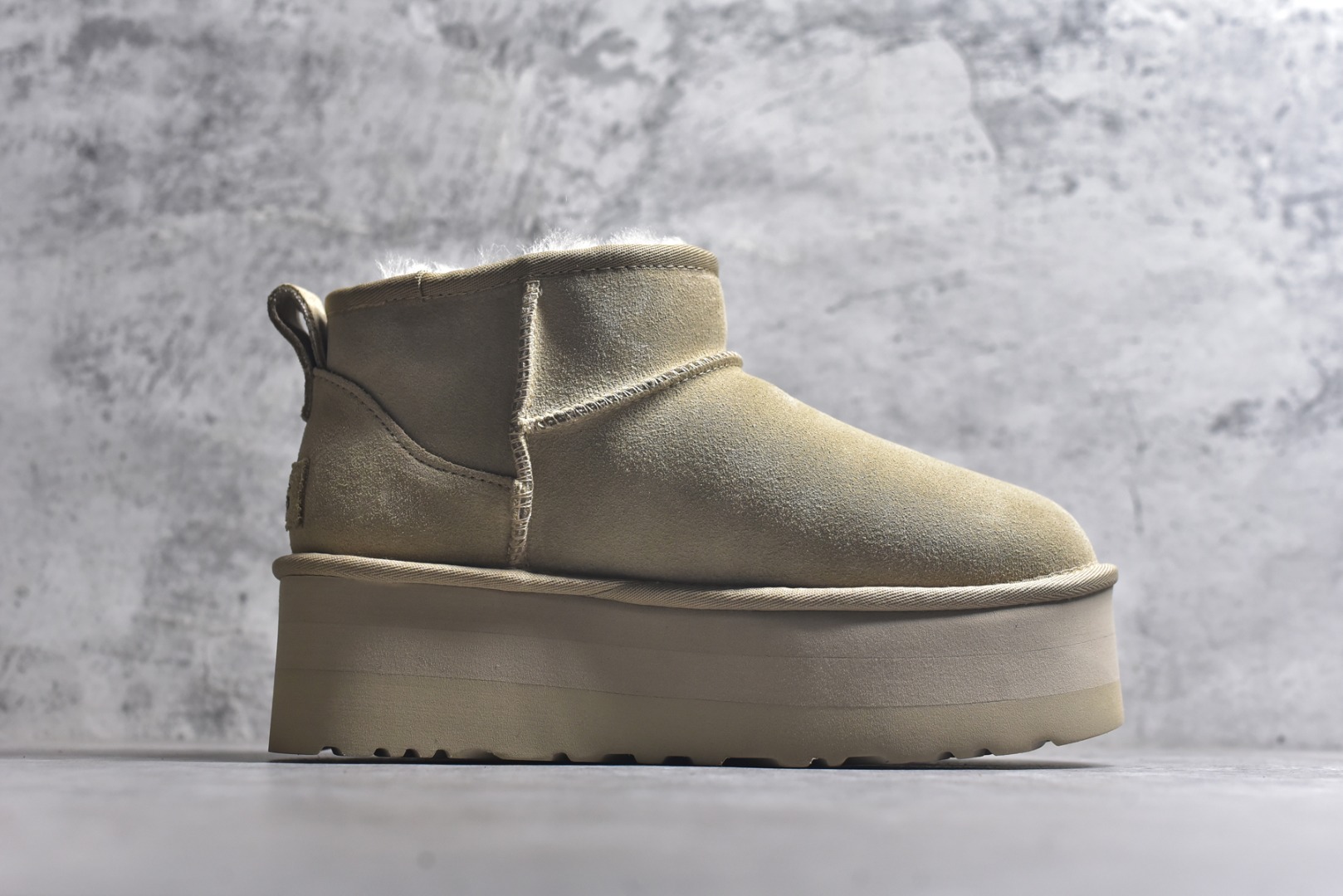 图片[3]-#X1 全网最齐 ugg 90个配色 市面顶级版本 UGG Mini厚底短筒5cm 小红书爆款 广州外贸大厂生产 鞋头到鞋垫真羊皮毛一体 独立外盒包装 芯片 带防水工艺 区别市面任何版本 5cm厚底 独立原版开发大底 羊绒鞋垫 冬季保暖外出 家居都是很适合的选择 进年uug推出款式系列 局部偏向年轻消费者喜好 也走到时尚潮流穿搭的前沿 鞋身材质 防泼水涂层翻毛皮鞋面 17毫米UGGPURE™植入式羊毛内底 轻便防滑舒适橡胶外底 带有品牌LOGO商标 带全套包装 尺码： 35 36 37 38 39 40-选品中心