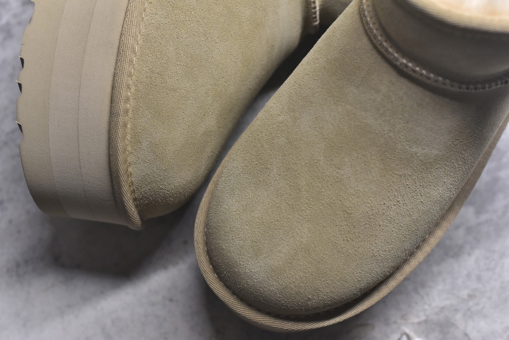 图片[8]-#X1 全网最齐 ugg 90个配色 市面顶级版本 UGG Mini厚底短筒5cm 小红书爆款 广州外贸大厂生产 鞋头到鞋垫真羊皮毛一体 独立外盒包装 芯片 带防水工艺 区别市面任何版本 5cm厚底 独立原版开发大底 羊绒鞋垫 冬季保暖外出 家居都是很适合的选择 进年uug推出款式系列 局部偏向年轻消费者喜好 也走到时尚潮流穿搭的前沿 鞋身材质 防泼水涂层翻毛皮鞋面 17毫米UGGPURE™植入式羊毛内底 轻便防滑舒适橡胶外底 带有品牌LOGO商标 带全套包装 尺码： 35 36 37 38 39 40-选品中心