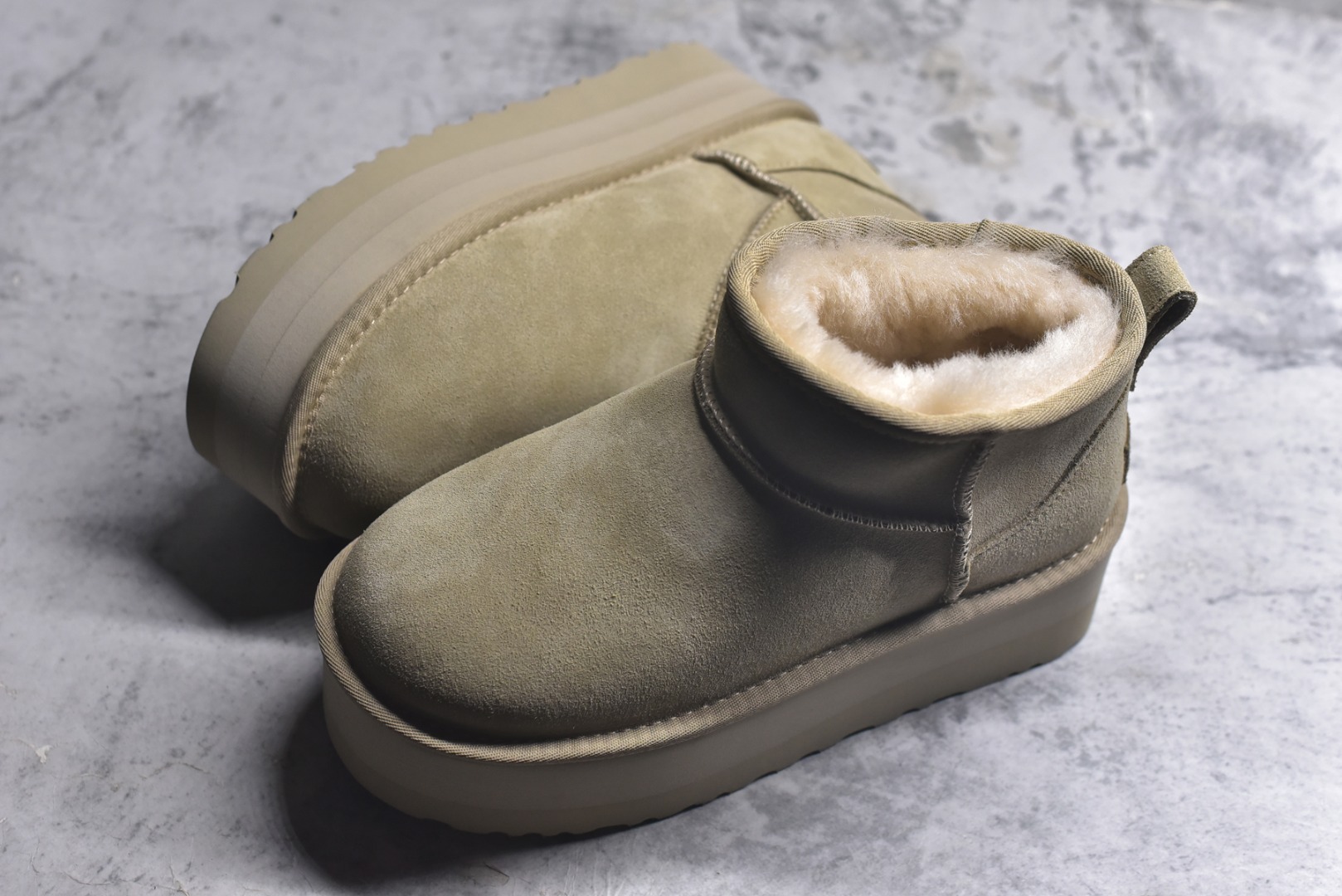 图片[7]-#X1 全网最齐 ugg 90个配色 市面顶级版本 UGG Mini厚底短筒5cm 小红书爆款 广州外贸大厂生产 鞋头到鞋垫真羊皮毛一体 独立外盒包装 芯片 带防水工艺 区别市面任何版本 5cm厚底 独立原版开发大底 羊绒鞋垫 冬季保暖外出 家居都是很适合的选择 进年uug推出款式系列 局部偏向年轻消费者喜好 也走到时尚潮流穿搭的前沿 鞋身材质 防泼水涂层翻毛皮鞋面 17毫米UGGPURE™植入式羊毛内底 轻便防滑舒适橡胶外底 带有品牌LOGO商标 带全套包装 尺码： 35 36 37 38 39 40-选品中心