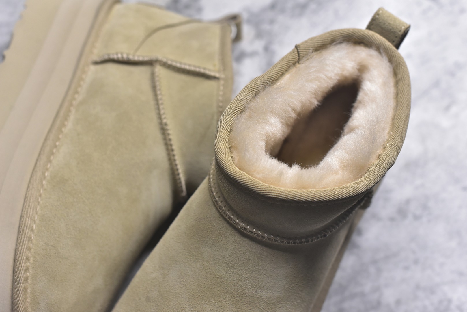 图片[9]-#X1 全网最齐 ugg 90个配色 市面顶级版本 UGG Mini厚底短筒5cm 小红书爆款 广州外贸大厂生产 鞋头到鞋垫真羊皮毛一体 独立外盒包装 芯片 带防水工艺 区别市面任何版本 5cm厚底 独立原版开发大底 羊绒鞋垫 冬季保暖外出 家居都是很适合的选择 进年uug推出款式系列 局部偏向年轻消费者喜好 也走到时尚潮流穿搭的前沿 鞋身材质 防泼水涂层翻毛皮鞋面 17毫米UGGPURE™植入式羊毛内底 轻便防滑舒适橡胶外底 带有品牌LOGO商标 带全套包装 尺码： 35 36 37 38 39 40-选品中心