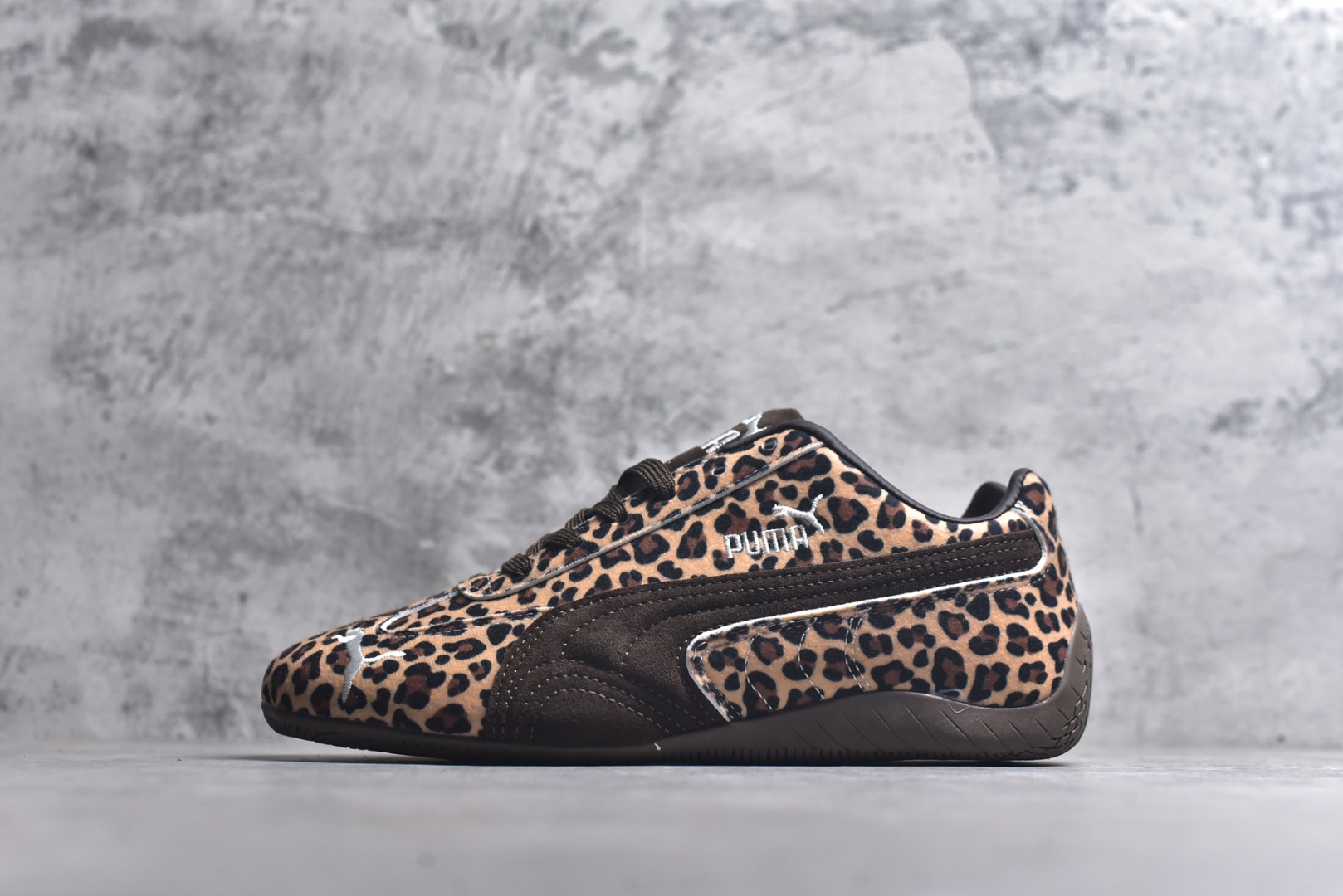 #Puma Speedcat OG Sparco 彪马罗马阿莫尔系列 复古运动休闲赛车跑鞋 全球知名运动品牌PUMA赛车系列 以趣味十足又前卫复古的设计引领潮流 将赛道精神融入街头时尚 开启前卫竞速之旅 主打前卫复古风 Roma鞋款的鞋侧以复古的流线造型 经典Logo 巧妙吸睛 而Speedcat鞋款以亮眼三色条纹元素缀以舒适鞋面 赋予了独特的个性美学 演绎赛车的无尽能量 货号：406690-01 尺码： 35-45-选品中心