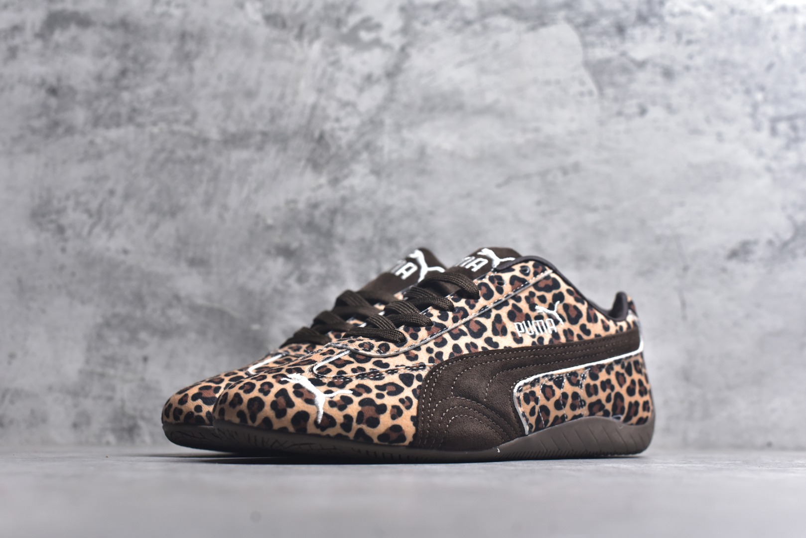 图片[2]-#Puma Speedcat OG Sparco 彪马罗马阿莫尔系列 复古运动休闲赛车跑鞋 全球知名运动品牌PUMA赛车系列 以趣味十足又前卫复古的设计引领潮流 将赛道精神融入街头时尚 开启前卫竞速之旅 主打前卫复古风 Roma鞋款的鞋侧以复古的流线造型 经典Logo 巧妙吸睛 而Speedcat鞋款以亮眼三色条纹元素缀以舒适鞋面 赋予了独特的个性美学 演绎赛车的无尽能量 货号：406690-01 尺码： 35-45-选品中心