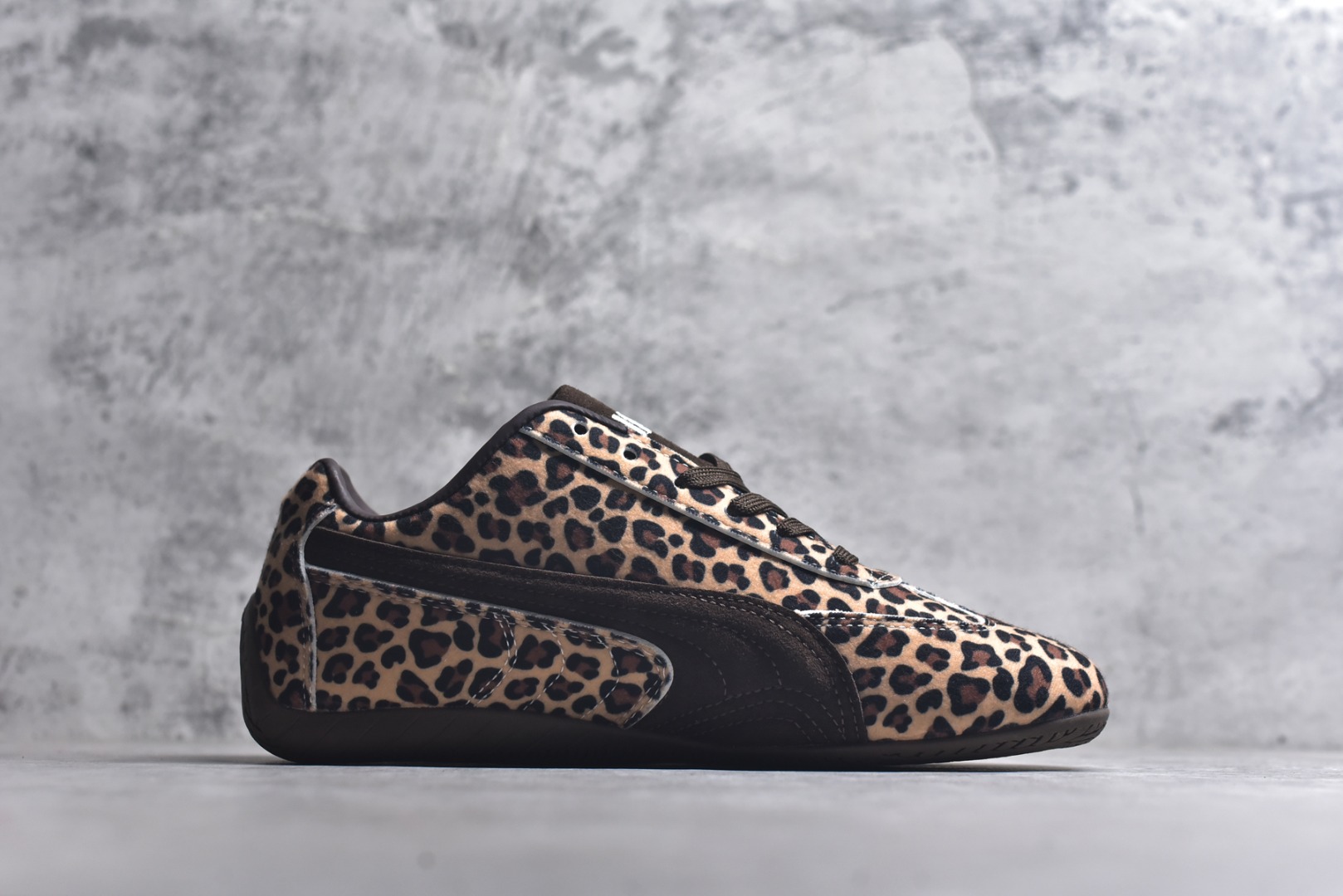 图片[3]-#Puma Speedcat OG Sparco 彪马罗马阿莫尔系列 复古运动休闲赛车跑鞋 全球知名运动品牌PUMA赛车系列 以趣味十足又前卫复古的设计引领潮流 将赛道精神融入街头时尚 开启前卫竞速之旅 主打前卫复古风 Roma鞋款的鞋侧以复古的流线造型 经典Logo 巧妙吸睛 而Speedcat鞋款以亮眼三色条纹元素缀以舒适鞋面 赋予了独特的个性美学 演绎赛车的无尽能量 货号：406690-01 尺码： 35-45-选品中心