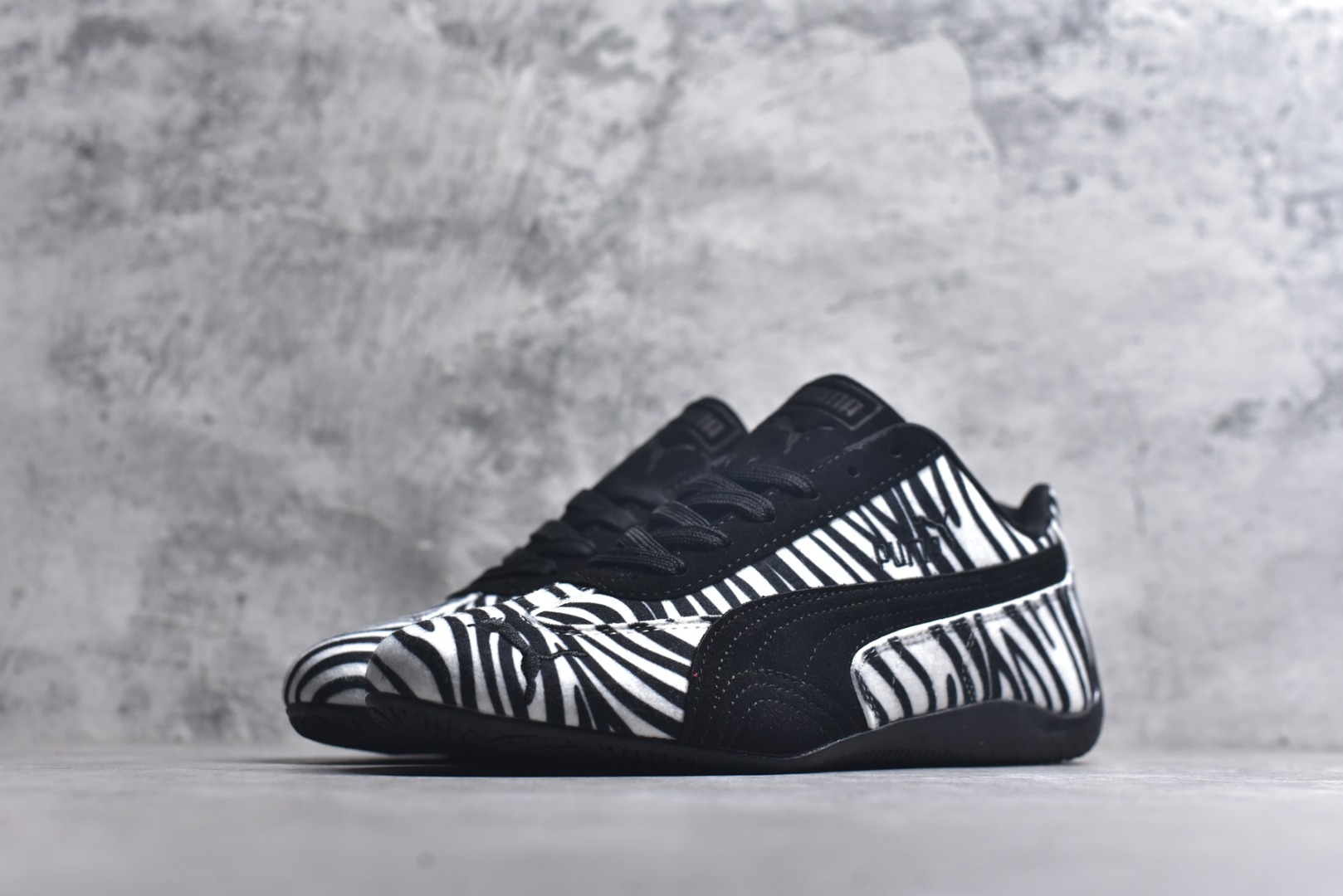 图片[2]-#Puma Speedcat OG Sparco 彪马罗马阿莫尔系列 复古运动休闲赛车跑鞋 全球知名运动品牌PUMA赛车系列 以趣味十足又前卫复古的设计引领潮流 将赛道精神融入街头时尚 开启前卫竞速之旅 主打前卫复古风 Roma鞋款的鞋侧以复古的流线造型 经典Logo 巧妙吸睛 而Speedcat鞋款以亮眼三色条纹元素缀以舒适鞋面 赋予了独特的个性美学 演绎赛车的无尽能量 货号：40335601 尺码： 35-45-选品中心