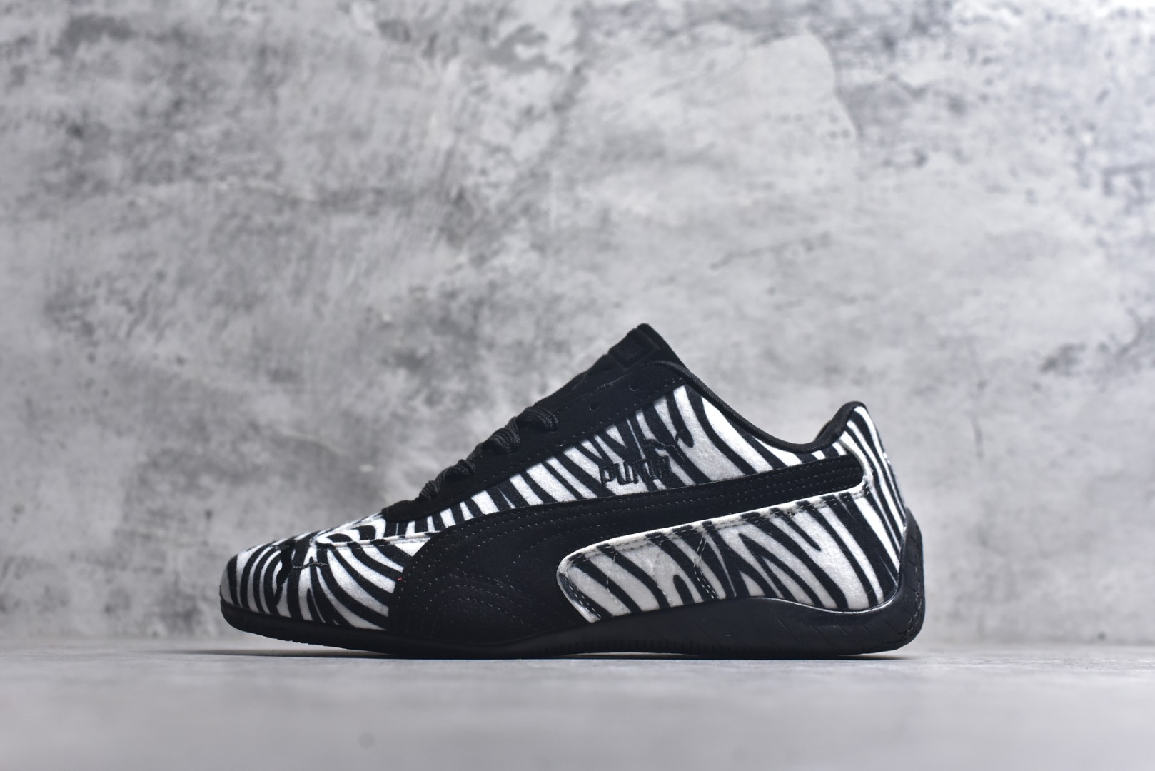 #Puma Speedcat OG Sparco 彪马罗马阿莫尔系列 复古运动休闲赛车跑鞋 全球知名运动品牌PUMA赛车系列 以趣味十足又前卫复古的设计引领潮流 将赛道精神融入街头时尚 开启前卫竞速之旅 主打前卫复古风 Roma鞋款的鞋侧以复古的流线造型 经典Logo 巧妙吸睛 而Speedcat鞋款以亮眼三色条纹元素缀以舒适鞋面 赋予了独特的个性美学 演绎赛车的无尽能量 货号：40335601 尺码： 35-45-选品中心