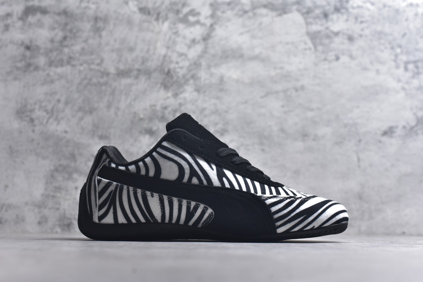 图片[3]-#Puma Speedcat OG Sparco 彪马罗马阿莫尔系列 复古运动休闲赛车跑鞋 全球知名运动品牌PUMA赛车系列 以趣味十足又前卫复古的设计引领潮流 将赛道精神融入街头时尚 开启前卫竞速之旅 主打前卫复古风 Roma鞋款的鞋侧以复古的流线造型 经典Logo 巧妙吸睛 而Speedcat鞋款以亮眼三色条纹元素缀以舒适鞋面 赋予了独特的个性美学 演绎赛车的无尽能量 货号：40335601 尺码： 35-45-选品中心