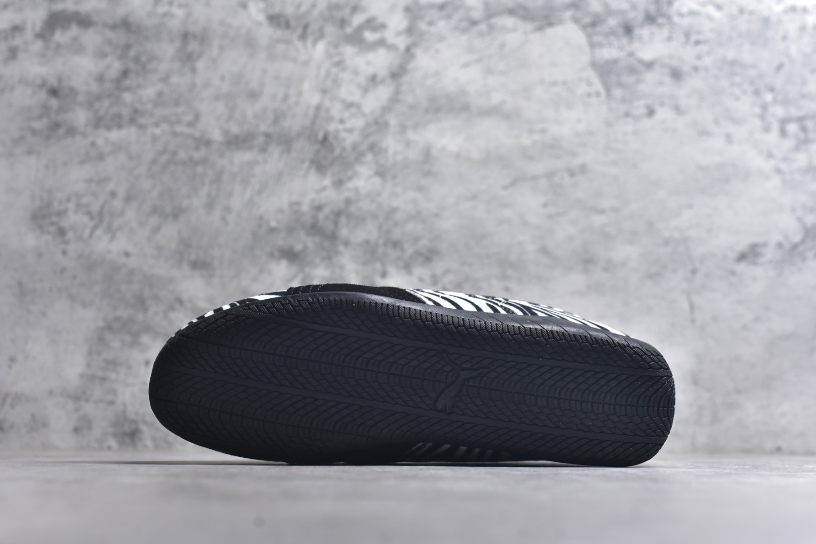 图片[6]-#Puma Speedcat OG Sparco 彪马罗马阿莫尔系列 复古运动休闲赛车跑鞋 全球知名运动品牌PUMA赛车系列 以趣味十足又前卫复古的设计引领潮流 将赛道精神融入街头时尚 开启前卫竞速之旅 主打前卫复古风 Roma鞋款的鞋侧以复古的流线造型 经典Logo 巧妙吸睛 而Speedcat鞋款以亮眼三色条纹元素缀以舒适鞋面 赋予了独特的个性美学 演绎赛车的无尽能量 货号：40335601 尺码： 35-45-选品中心