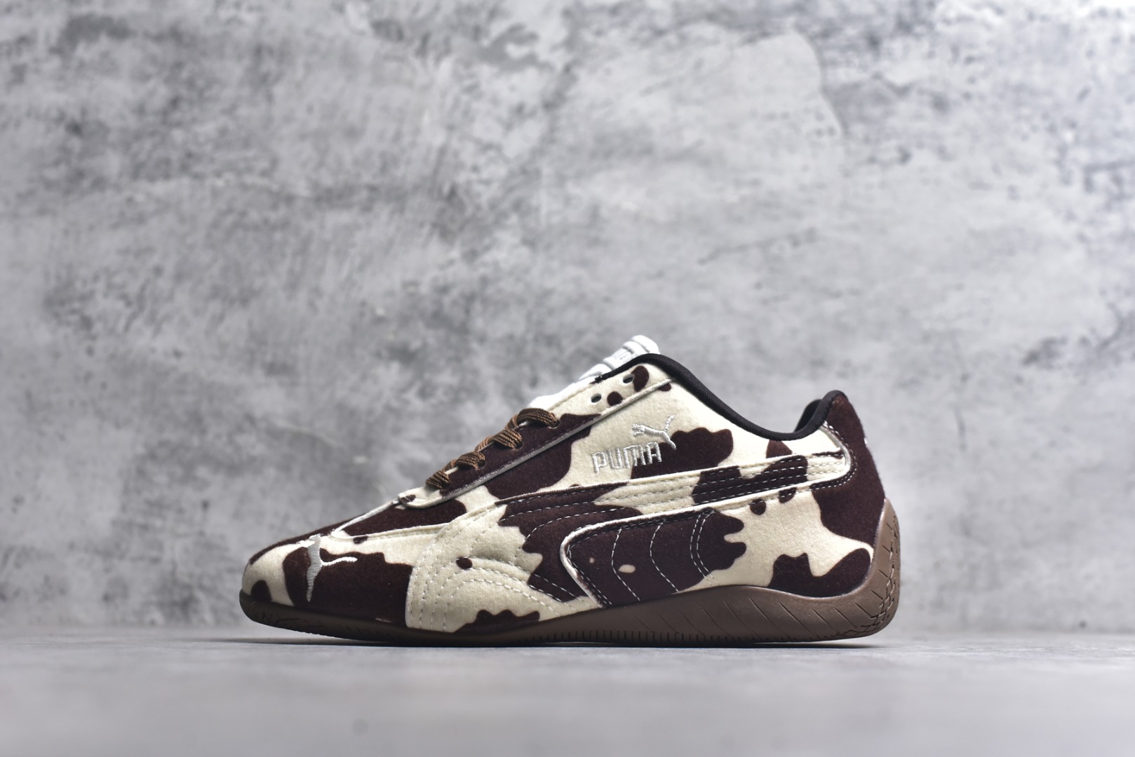 #Puma Speedcat OG Sparco 彪马罗马阿莫尔系列 复古运动休闲赛车跑鞋 全球知名运动品牌PUMA赛车系列 以趣味十足又前卫复古的设计引领潮流 将赛道精神融入街头时尚 开启前卫竞速之旅 主打前卫复古风 Roma鞋款的鞋侧以复古的流线造型 经典Logo 巧妙吸睛 而Speedcat鞋款以亮眼三色条纹元素缀以舒适鞋面 赋予了独特的个性美学 演绎赛车的无尽能量 货号：406141-01 尺码： 35-45-选品中心