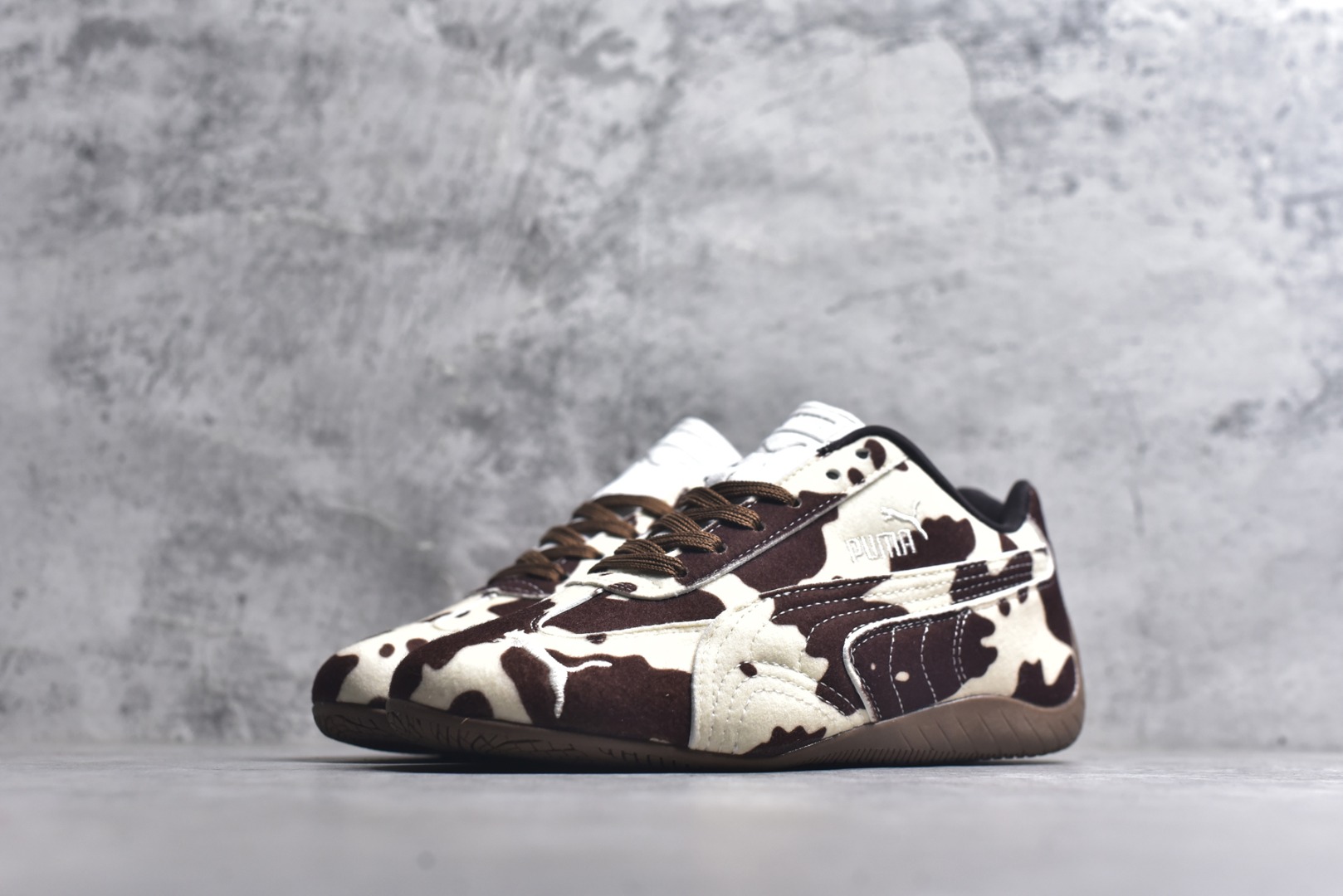 图片[2]-#Puma Speedcat OG Sparco 彪马罗马阿莫尔系列 复古运动休闲赛车跑鞋 全球知名运动品牌PUMA赛车系列 以趣味十足又前卫复古的设计引领潮流 将赛道精神融入街头时尚 开启前卫竞速之旅 主打前卫复古风 Roma鞋款的鞋侧以复古的流线造型 经典Logo 巧妙吸睛 而Speedcat鞋款以亮眼三色条纹元素缀以舒适鞋面 赋予了独特的个性美学 演绎赛车的无尽能量 货号：406141-01 尺码： 35-45-选品中心