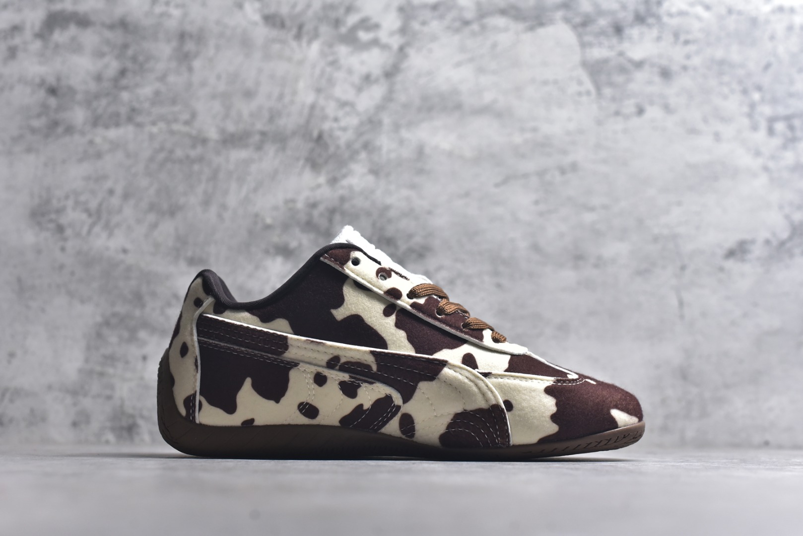 图片[3]-#Puma Speedcat OG Sparco 彪马罗马阿莫尔系列 复古运动休闲赛车跑鞋 全球知名运动品牌PUMA赛车系列 以趣味十足又前卫复古的设计引领潮流 将赛道精神融入街头时尚 开启前卫竞速之旅 主打前卫复古风 Roma鞋款的鞋侧以复古的流线造型 经典Logo 巧妙吸睛 而Speedcat鞋款以亮眼三色条纹元素缀以舒适鞋面 赋予了独特的个性美学 演绎赛车的无尽能量 货号：406141-01 尺码： 35-45-选品中心