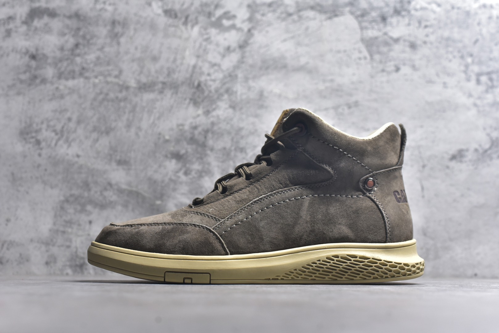 #CAT卡特 户外中帮休闲马丁靴系列 广东大厂品质 全新工艺升级 侧拉链 全鞋真牛皮材料 大底到五金都是代工厂原材料制作 同原版固特异永不开胶工艺 好货不杀猪 首单质量严格把控 全网独家首发 品质毋庸置疑 全套官网统一包装 今年冬季防寒户外专用 日常随意搭配 货号： P7279221216 尺码： 39 40 41 42 43 44（偏大一码）-选品中心