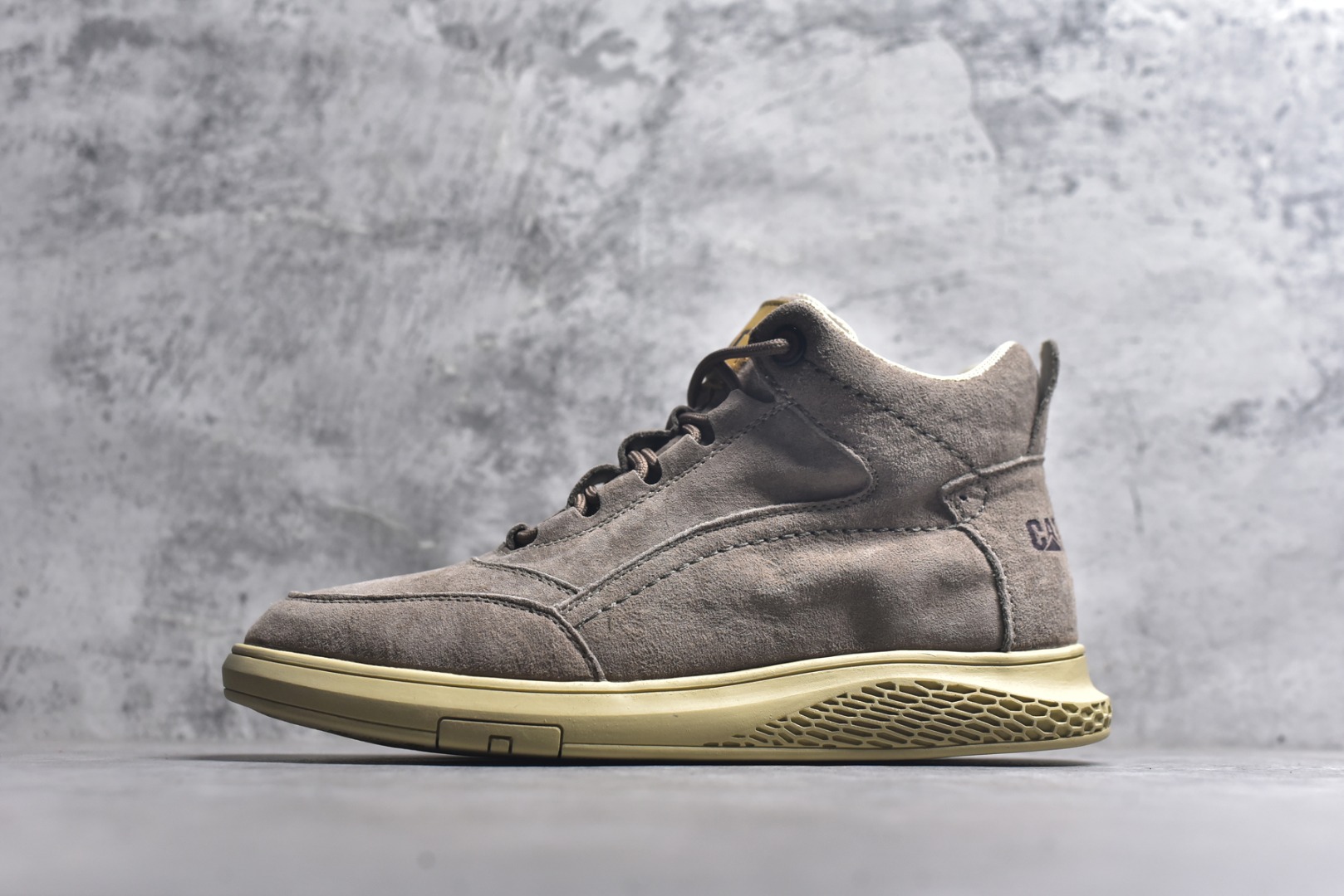 #CAT卡特 户外中帮休闲马丁靴系列 广东大厂品质 全新工艺升级 侧拉链 全鞋真牛皮材料 大底到五金都是代工厂原材料制作 同原版固特异永不开胶工艺 好货不杀猪 首单质量严格把控 全网独家首发 品质毋庸置疑 全套官网统一包装 今年冬季防寒户外专用 日常随意搭配 货号： P7279221216 尺码： 39 40 41 42 43 44（偏大一码）-选品中心