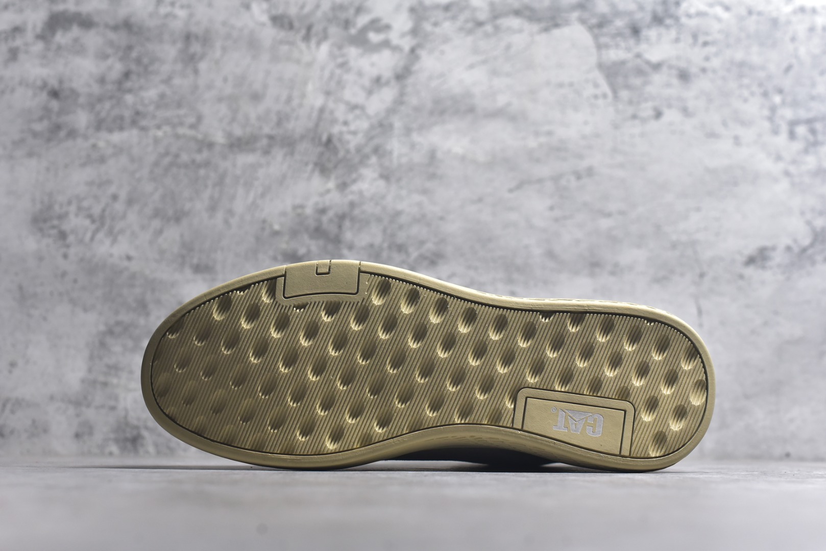 图片[6]-#CAT卡特 户外中帮休闲马丁靴系列 广东大厂品质 全新工艺升级 侧拉链 全鞋真牛皮材料 大底到五金都是代工厂原材料制作 同原版固特异永不开胶工艺 好货不杀猪 首单质量严格把控 全网独家首发 品质毋庸置疑 全套官网统一包装 今年冬季防寒户外专用 日常随意搭配 货号： P7279221216 尺码： 39 40 41 42 43 44（偏大一码）-选品中心