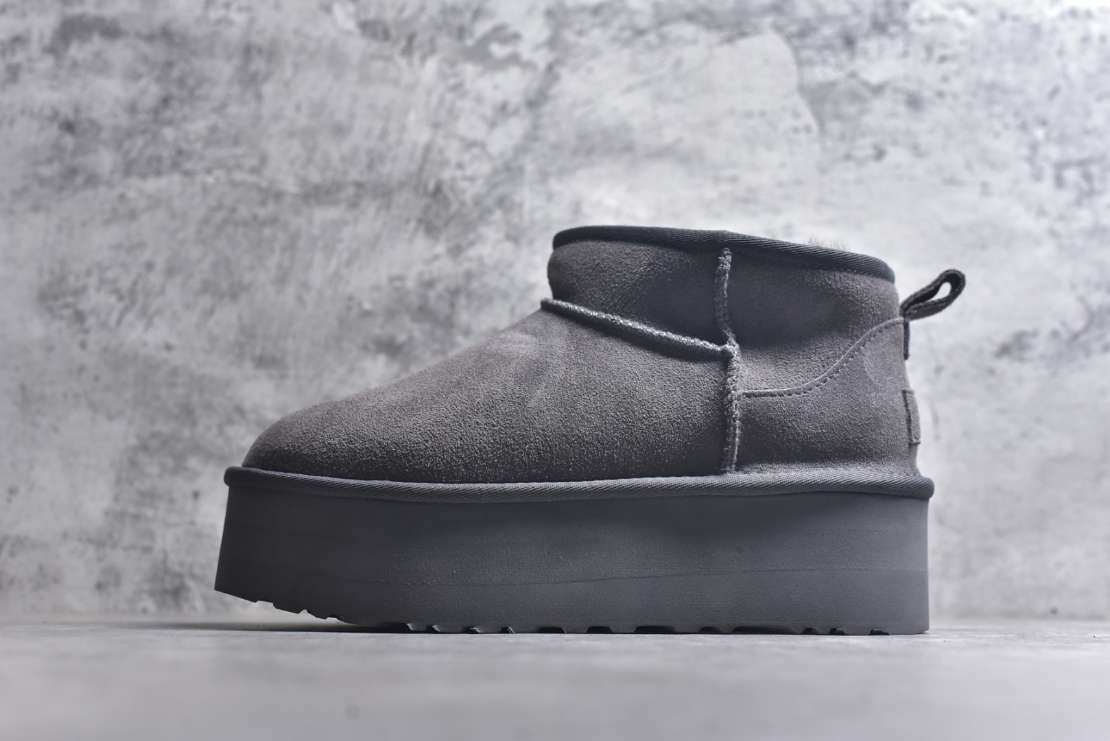 #X1 全网最齐 ugg 90个配色 市面顶级版本 UGG Mini厚底短筒5cm 小红书爆款 广州外贸大厂生产 鞋头到鞋垫真羊皮毛一体 独立外盒包装 芯片 带防水工艺 区别市面任何版本 5cm厚底 独立原版开发大底 羊绒鞋垫 冬季保暖外出 家居都是很适合的选择 进年uug推出款式系列 局部偏向年轻消费者喜好 也走到时尚潮流穿搭的前沿 鞋身材质 防泼水涂层翻毛皮鞋面 17毫米UGGPURE™植入式羊毛内底 轻便防滑舒适橡胶外底 带有品牌LOGO商标 带全套包装 尺码： 35 36 37 38 39 40-选品中心