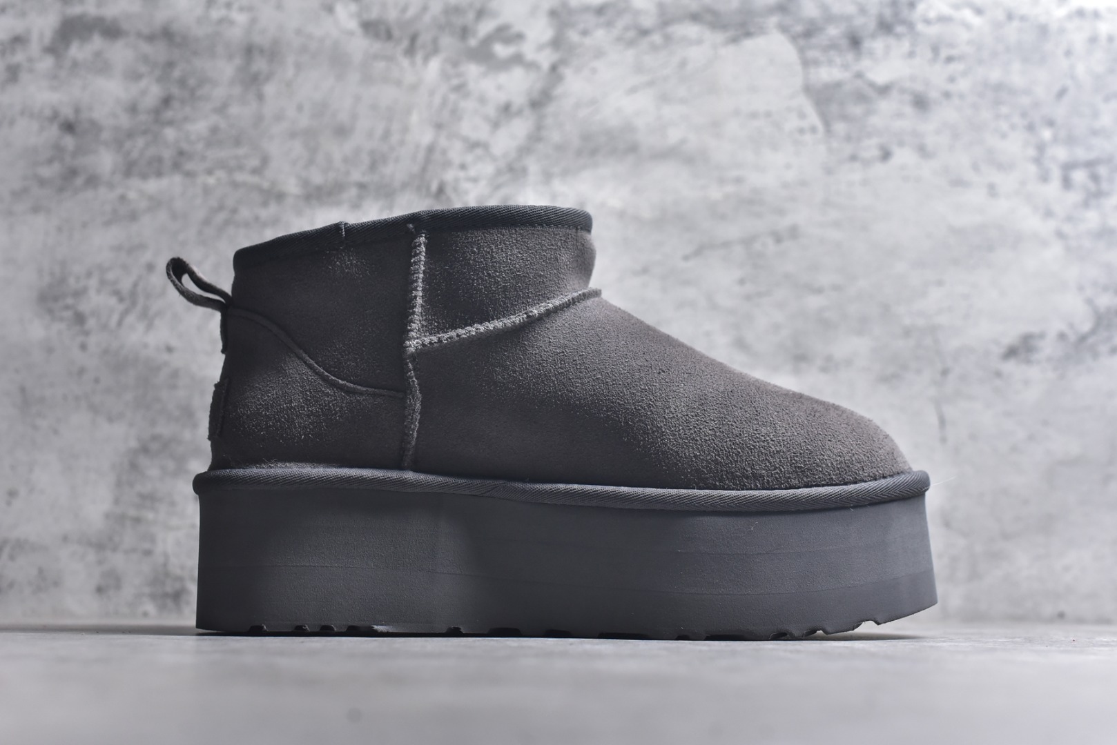 图片[3]-#X1 全网最齐 ugg 90个配色 市面顶级版本 UGG Mini厚底短筒5cm 小红书爆款 广州外贸大厂生产 鞋头到鞋垫真羊皮毛一体 独立外盒包装 芯片 带防水工艺 区别市面任何版本 5cm厚底 独立原版开发大底 羊绒鞋垫 冬季保暖外出 家居都是很适合的选择 进年uug推出款式系列 局部偏向年轻消费者喜好 也走到时尚潮流穿搭的前沿 鞋身材质 防泼水涂层翻毛皮鞋面 17毫米UGGPURE™植入式羊毛内底 轻便防滑舒适橡胶外底 带有品牌LOGO商标 带全套包装 尺码： 35 36 37 38 39 40-选品中心