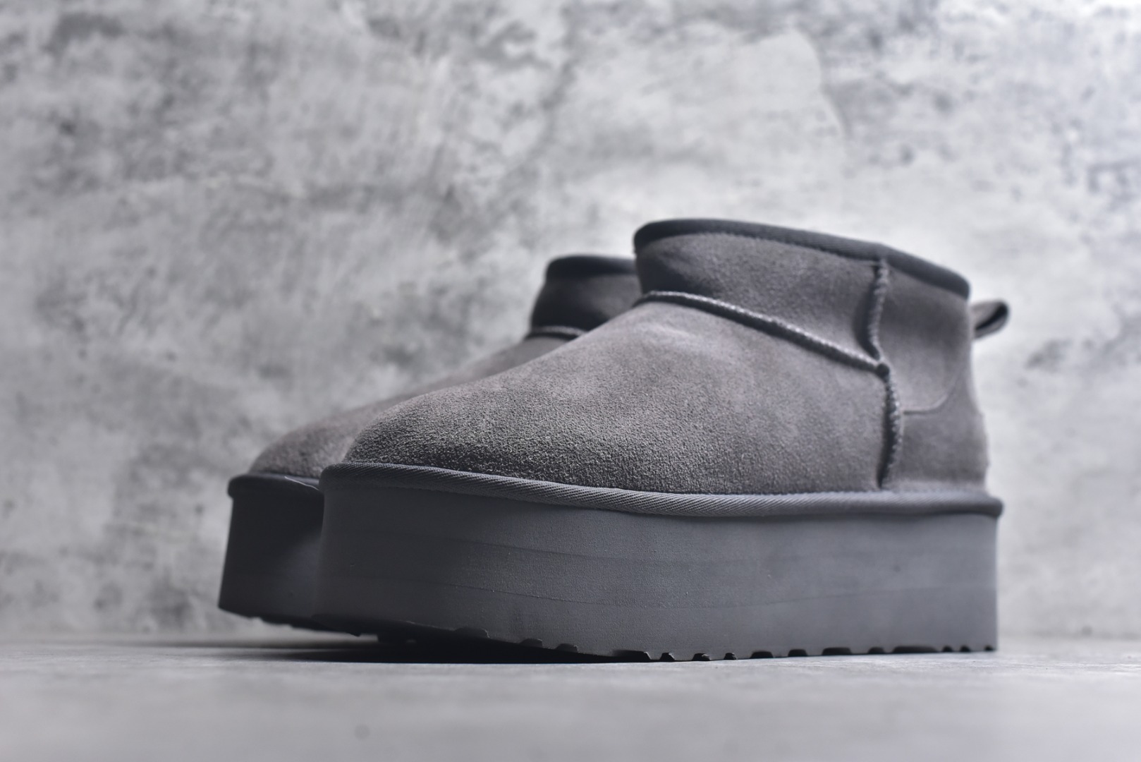 图片[2]-#X1 全网最齐 ugg 90个配色 市面顶级版本 UGG Mini厚底短筒5cm 小红书爆款 广州外贸大厂生产 鞋头到鞋垫真羊皮毛一体 独立外盒包装 芯片 带防水工艺 区别市面任何版本 5cm厚底 独立原版开发大底 羊绒鞋垫 冬季保暖外出 家居都是很适合的选择 进年uug推出款式系列 局部偏向年轻消费者喜好 也走到时尚潮流穿搭的前沿 鞋身材质 防泼水涂层翻毛皮鞋面 17毫米UGGPURE™植入式羊毛内底 轻便防滑舒适橡胶外底 带有品牌LOGO商标 带全套包装 尺码： 35 36 37 38 39 40-选品中心