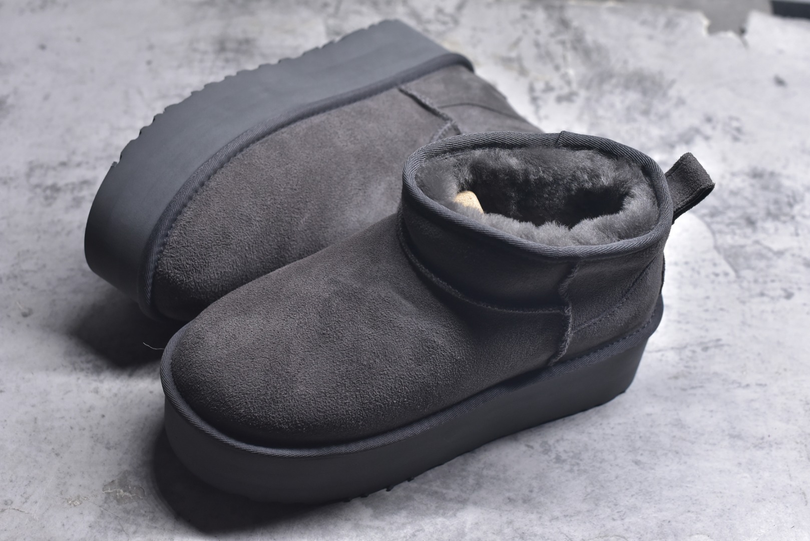 图片[7]-#X1 全网最齐 ugg 90个配色 市面顶级版本 UGG Mini厚底短筒5cm 小红书爆款 广州外贸大厂生产 鞋头到鞋垫真羊皮毛一体 独立外盒包装 芯片 带防水工艺 区别市面任何版本 5cm厚底 独立原版开发大底 羊绒鞋垫 冬季保暖外出 家居都是很适合的选择 进年uug推出款式系列 局部偏向年轻消费者喜好 也走到时尚潮流穿搭的前沿 鞋身材质 防泼水涂层翻毛皮鞋面 17毫米UGGPURE™植入式羊毛内底 轻便防滑舒适橡胶外底 带有品牌LOGO商标 带全套包装 尺码： 35 36 37 38 39 40-选品中心