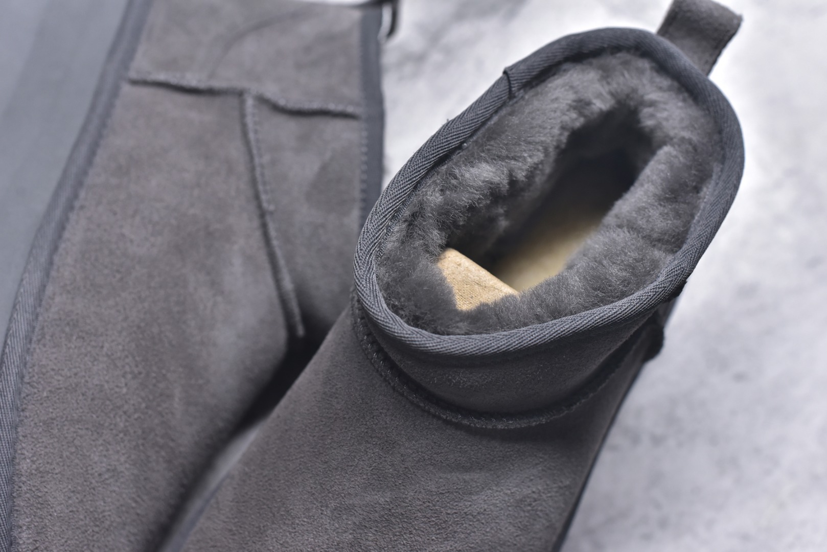 图片[9]-#X1 全网最齐 ugg 90个配色 市面顶级版本 UGG Mini厚底短筒5cm 小红书爆款 广州外贸大厂生产 鞋头到鞋垫真羊皮毛一体 独立外盒包装 芯片 带防水工艺 区别市面任何版本 5cm厚底 独立原版开发大底 羊绒鞋垫 冬季保暖外出 家居都是很适合的选择 进年uug推出款式系列 局部偏向年轻消费者喜好 也走到时尚潮流穿搭的前沿 鞋身材质 防泼水涂层翻毛皮鞋面 17毫米UGGPURE™植入式羊毛内底 轻便防滑舒适橡胶外底 带有品牌LOGO商标 带全套包装 尺码： 35 36 37 38 39 40-选品中心