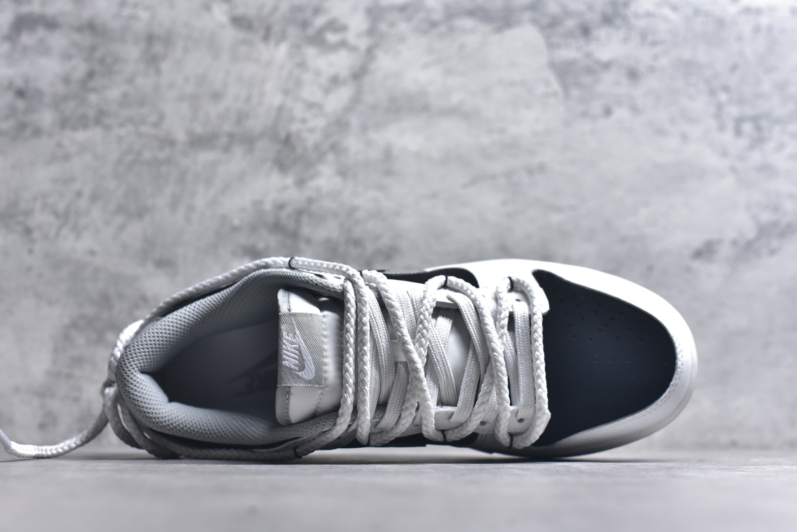 图片[4]-#Nike Dunk Low 墨之影 高端定制 此款以经典Dunk鞋型为模版，上演一场黑白灰的视觉艺术。白色主调极致清爽，易于搭配，深灰色Swoosh以破墨笔法勾勒出凌厉轨迹。侧翼飞翼Logo如印章压角，后跟「AMPR」代号低调烙印身份。黑白灰的层次随光影流动，高级感已在虚实浓淡间自成格局。 货号： WB0518-091 尺码： 40 40.5 41 42 42.5 43 44 44.5 45 46-选品中心