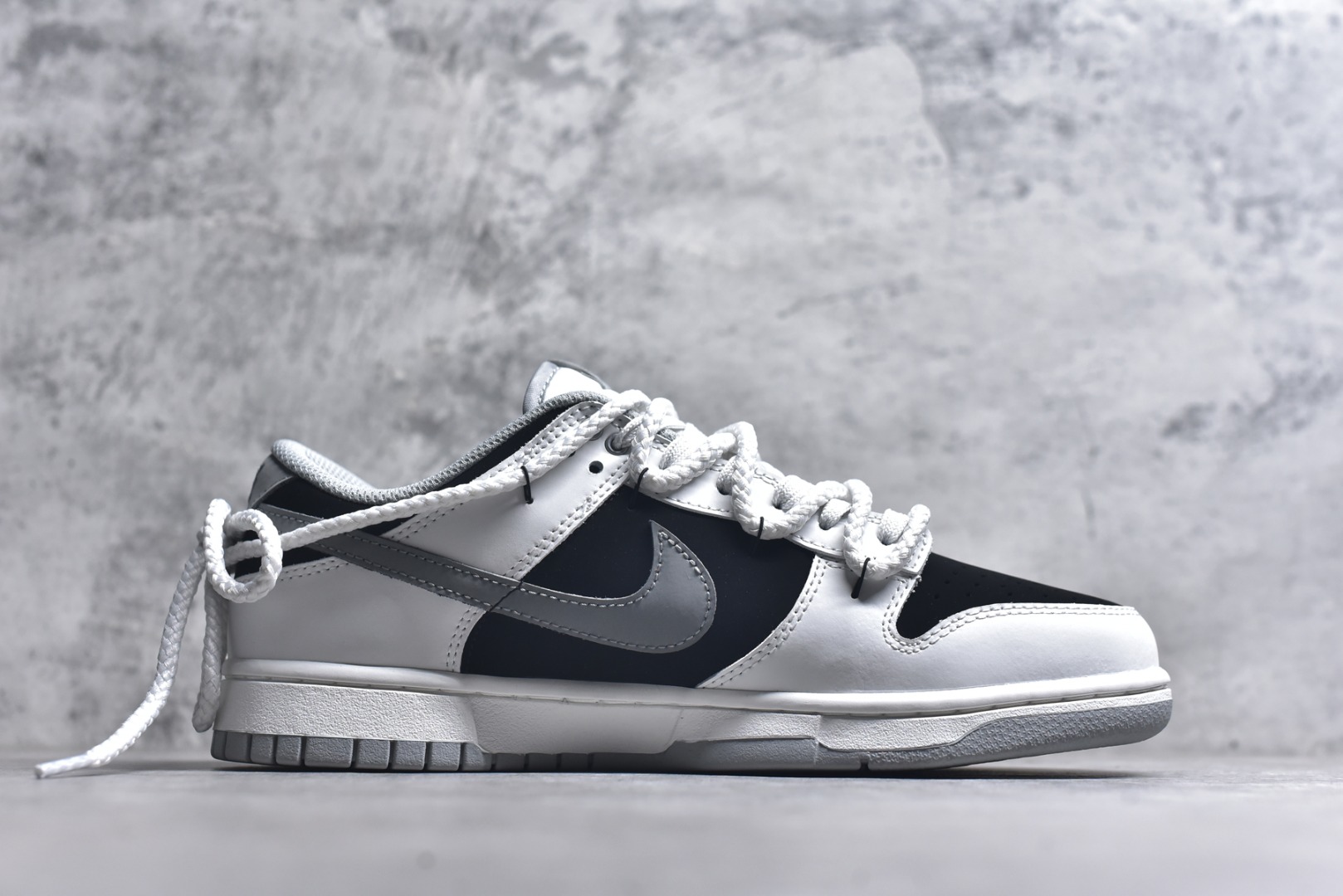 图片[3]-#Nike Dunk Low 墨之影 高端定制 此款以经典Dunk鞋型为模版，上演一场黑白灰的视觉艺术。白色主调极致清爽，易于搭配，深灰色Swoosh以破墨笔法勾勒出凌厉轨迹。侧翼飞翼Logo如印章压角，后跟「AMPR」代号低调烙印身份。黑白灰的层次随光影流动，高级感已在虚实浓淡间自成格局。 货号： WB0518-091 尺码： 40 40.5 41 42 42.5 43 44 44.5 45 46-选品中心