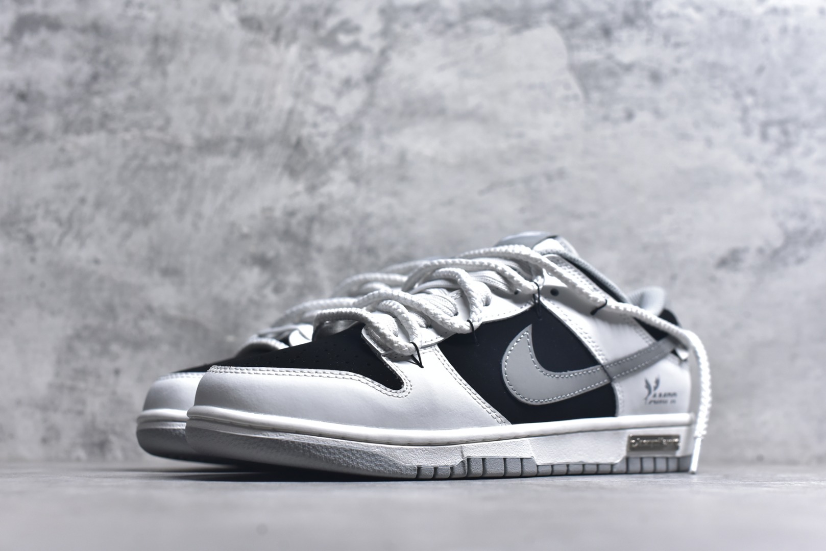 图片[2]-#Nike Dunk Low 墨之影 高端定制 此款以经典Dunk鞋型为模版，上演一场黑白灰的视觉艺术。白色主调极致清爽，易于搭配，深灰色Swoosh以破墨笔法勾勒出凌厉轨迹。侧翼飞翼Logo如印章压角，后跟「AMPR」代号低调烙印身份。黑白灰的层次随光影流动，高级感已在虚实浓淡间自成格局。 货号： WB0518-091 尺码： 40 40.5 41 42 42.5 43 44 44.5 45 46-选品中心