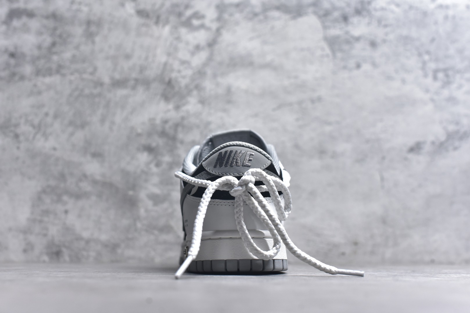 图片[5]-#Nike Dunk Low 墨之影 高端定制 此款以经典Dunk鞋型为模版，上演一场黑白灰的视觉艺术。白色主调极致清爽，易于搭配，深灰色Swoosh以破墨笔法勾勒出凌厉轨迹。侧翼飞翼Logo如印章压角，后跟「AMPR」代号低调烙印身份。黑白灰的层次随光影流动，高级感已在虚实浓淡间自成格局。 货号： WB0518-091 尺码： 40 40.5 41 42 42.5 43 44 44.5 45 46-选品中心