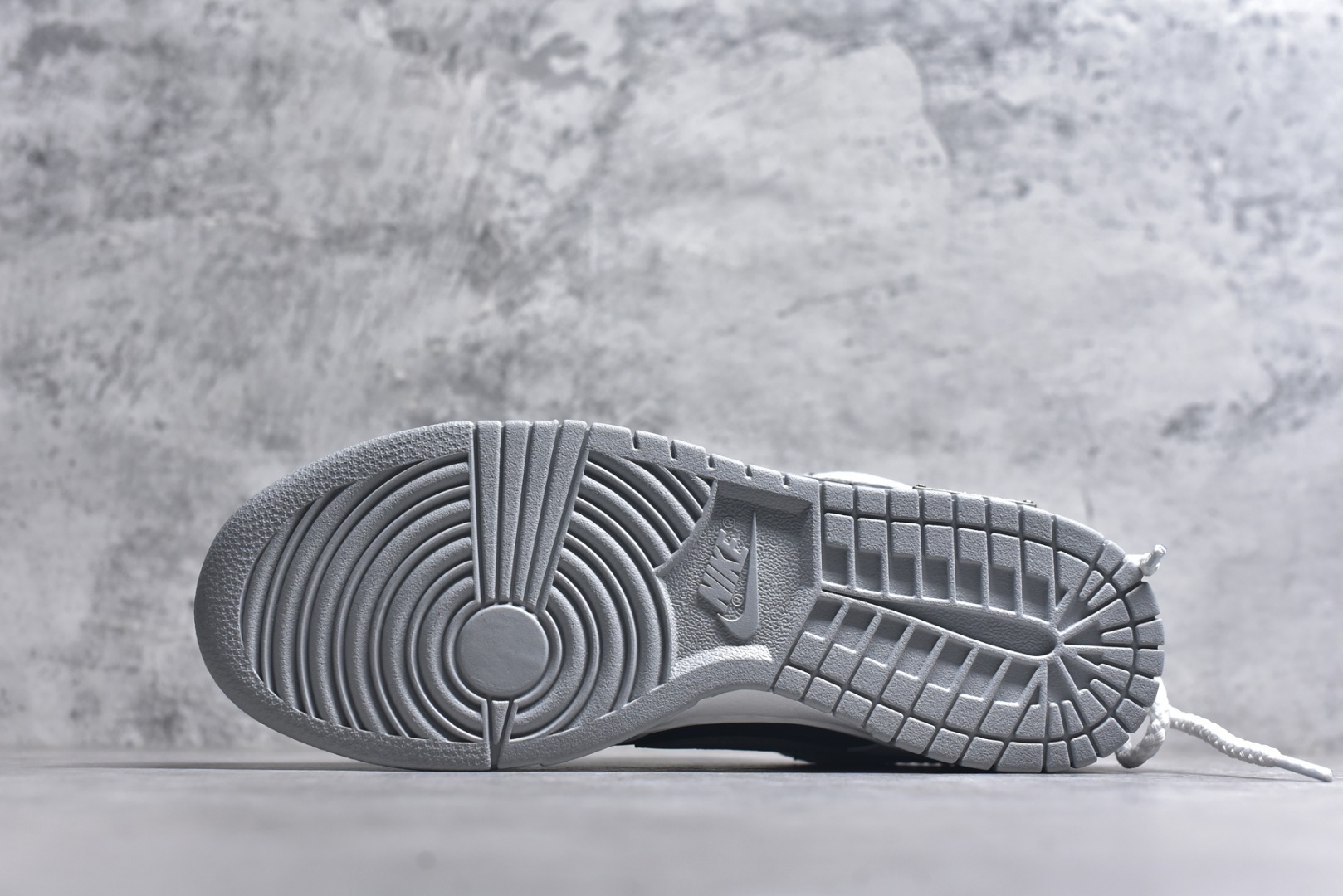 图片[6]-#Nike Dunk Low 墨之影 高端定制 此款以经典Dunk鞋型为模版，上演一场黑白灰的视觉艺术。白色主调极致清爽，易于搭配，深灰色Swoosh以破墨笔法勾勒出凌厉轨迹。侧翼飞翼Logo如印章压角，后跟「AMPR」代号低调烙印身份。黑白灰的层次随光影流动，高级感已在虚实浓淡间自成格局。 货号： WB0518-091 尺码： 40 40.5 41 42 42.5 43 44 44.5 45 46-选品中心