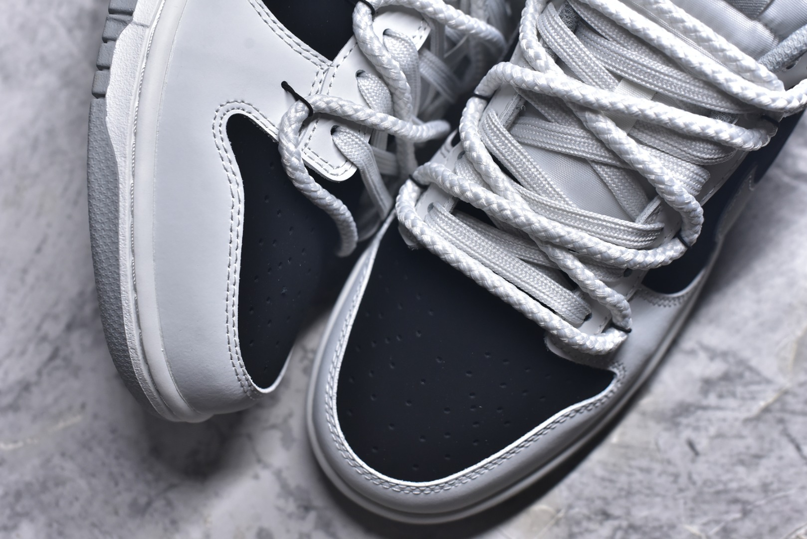 图片[8]-#Nike Dunk Low 墨之影 高端定制 此款以经典Dunk鞋型为模版，上演一场黑白灰的视觉艺术。白色主调极致清爽，易于搭配，深灰色Swoosh以破墨笔法勾勒出凌厉轨迹。侧翼飞翼Logo如印章压角，后跟「AMPR」代号低调烙印身份。黑白灰的层次随光影流动，高级感已在虚实浓淡间自成格局。 货号： WB0518-091 尺码： 40 40.5 41 42 42.5 43 44 44.5 45 46-选品中心